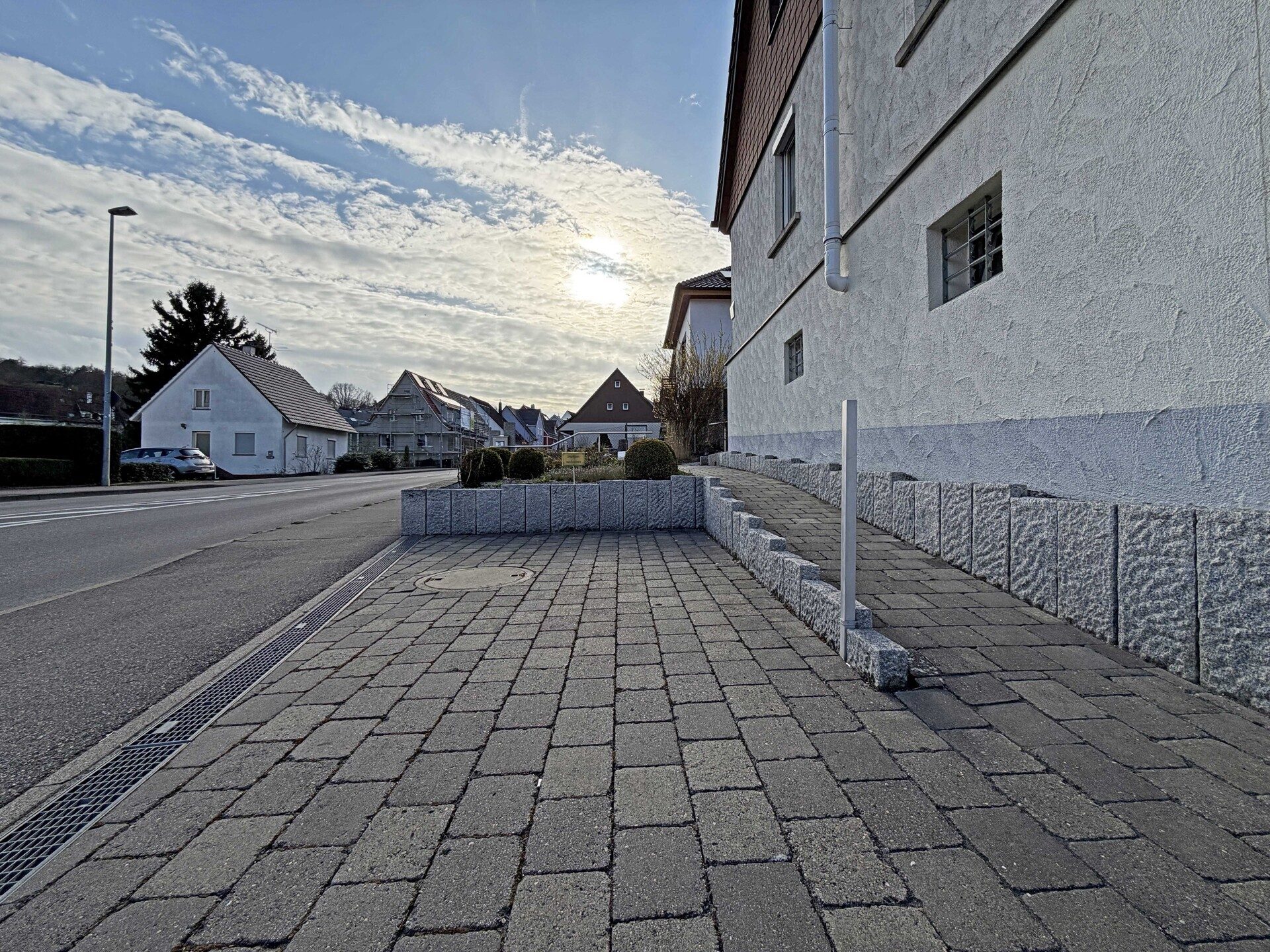 Immobilienangebot - Frickenhausen / Tischardt - Alle - Endlich Platz für Familie und Hobby.
8 Zimmer auf 149 m² zum Wohnen.
251 m² fürs Hobby. 2 Garagen.