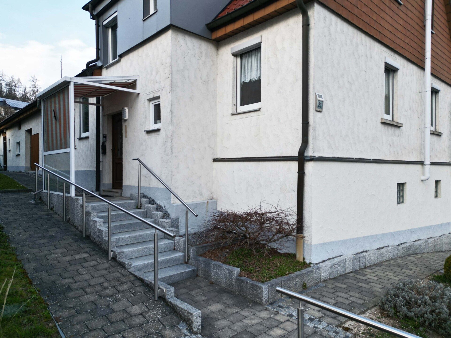 Immobilienangebot - Frickenhausen / Tischardt - Alle - Endlich Platz für Familie und Hobby.
8 Zimmer auf 149 m² zum Wohnen.
251 m² fürs Hobby. 2 Garagen.