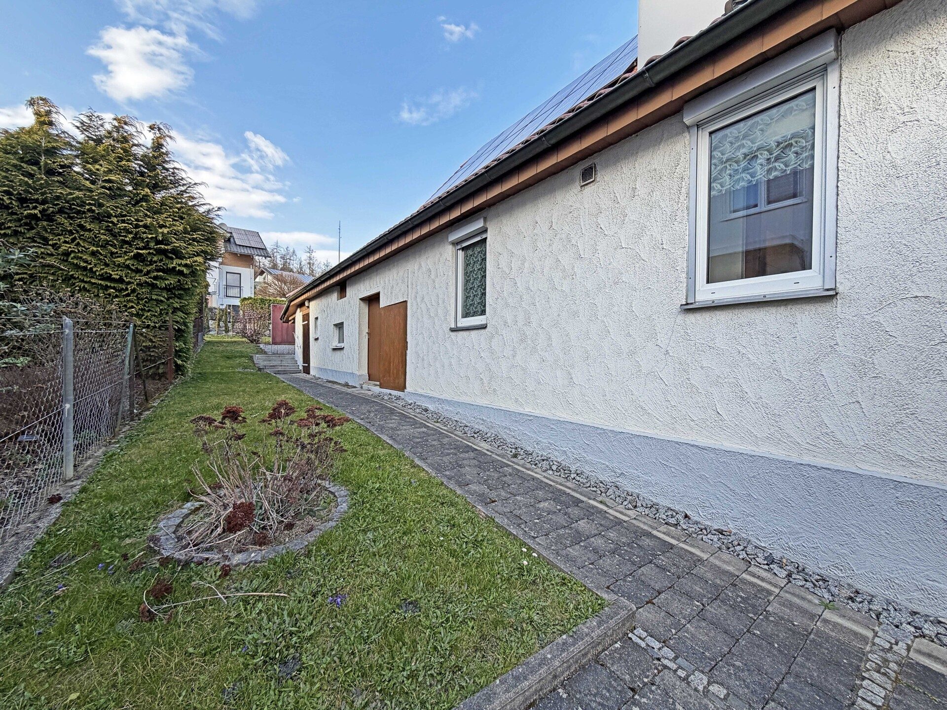 Immobilienangebot - Frickenhausen / Tischardt - Alle - Endlich Platz für Familie und Hobby.
8 Zimmer auf 149 m² zum Wohnen.
251 m² fürs Hobby. 2 Garagen.