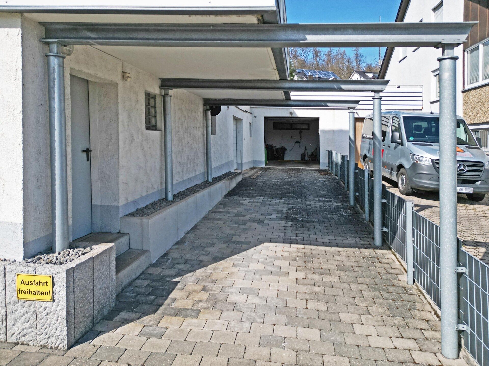 Immobilienangebot - Frickenhausen / Tischardt - Alle - Endlich Platz für Familie und Hobby.
8 Zimmer auf 149 m² zum Wohnen.
251 m² fürs Hobby. 2 Garagen.
