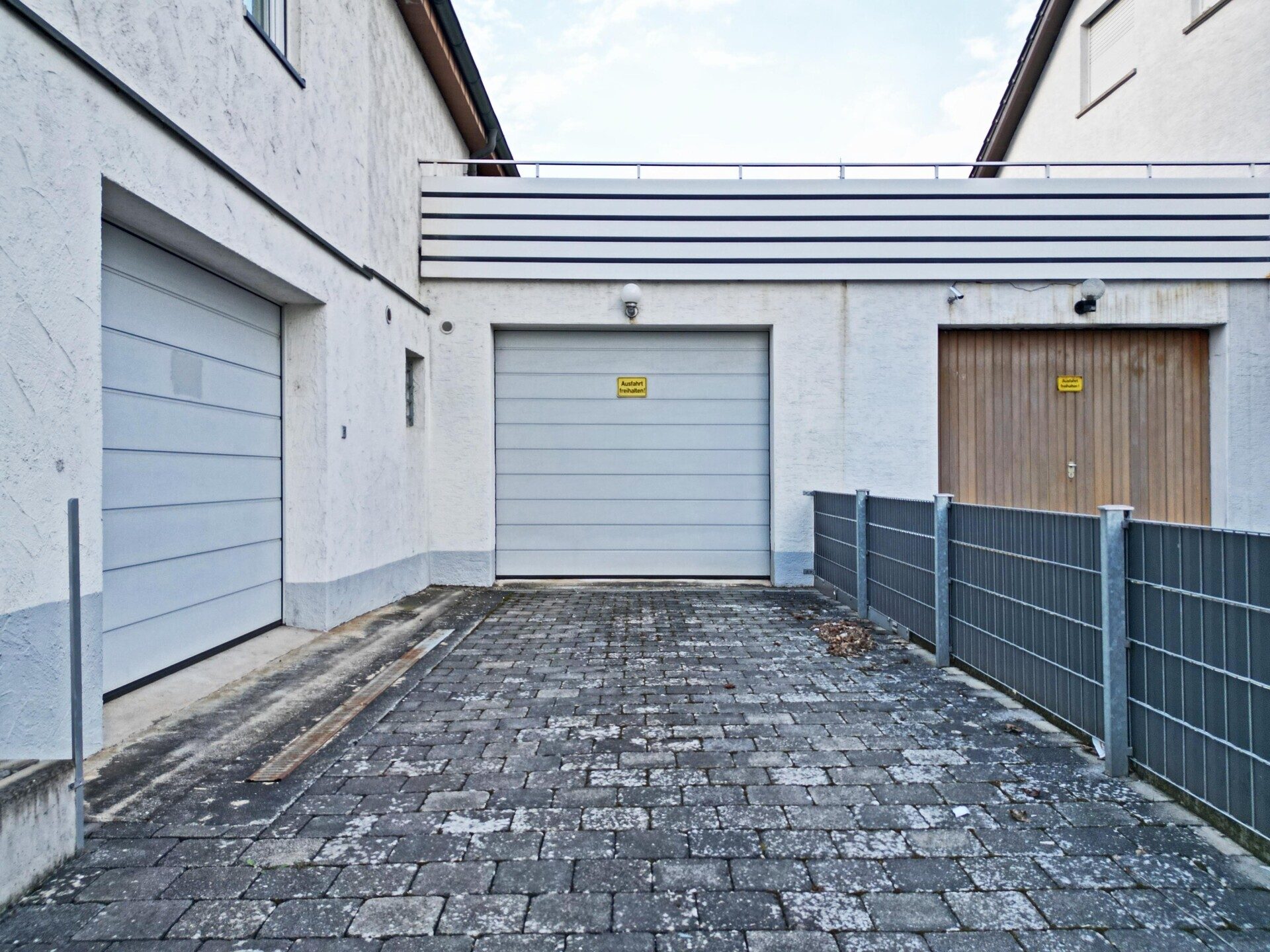 Immobilienangebot - Frickenhausen / Tischardt - Alle - Endlich Platz für Familie und Hobby.
8 Zimmer auf 149 m² zum Wohnen.
251 m² fürs Hobby. 2 Garagen.