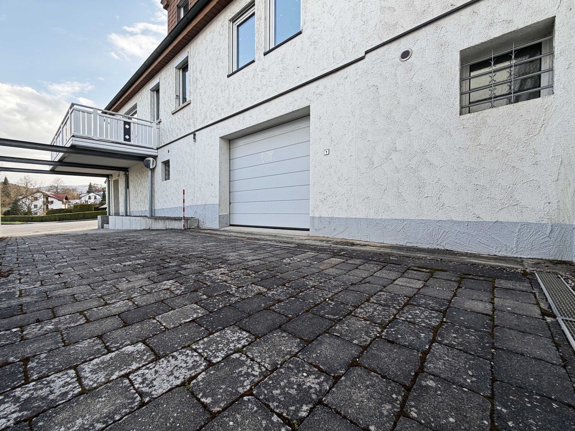 Immobilienangebot - Frickenhausen / Tischardt - Alle - Endlich Platz für Familie und Hobby.
8 Zimmer auf 149 m² zum Wohnen.
251 m² fürs Hobby. 2 Garagen.