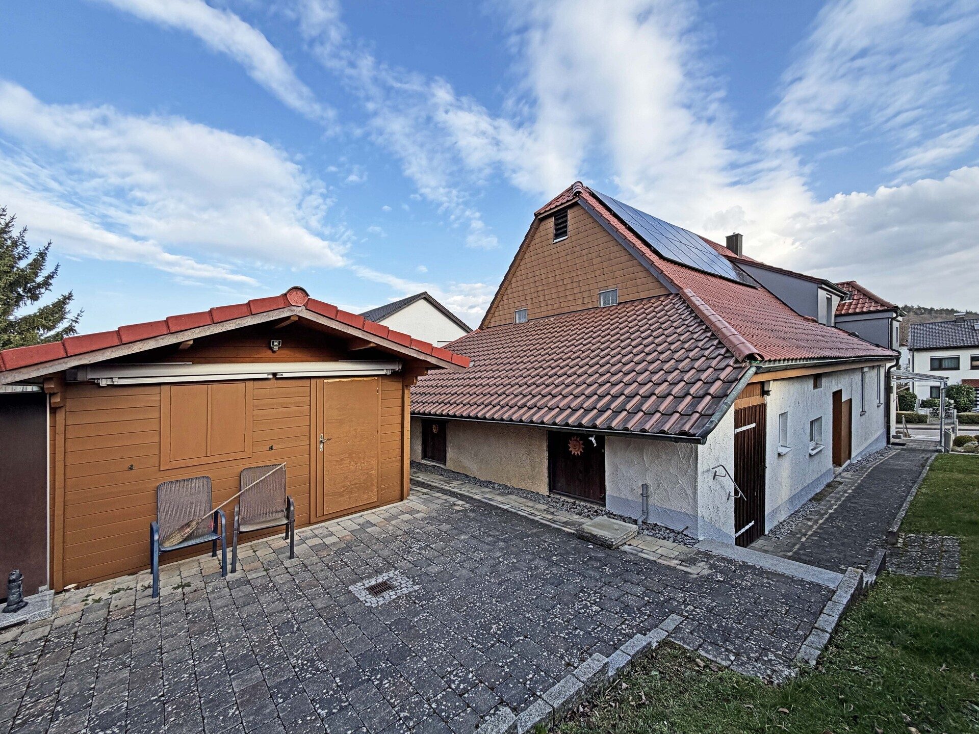 Immobilienangebot - Frickenhausen / Tischardt - Alle - Endlich Platz für Familie und Hobby.
8 Zimmer auf 149 m² zum Wohnen.
251 m² fürs Hobby. 2 Garagen.