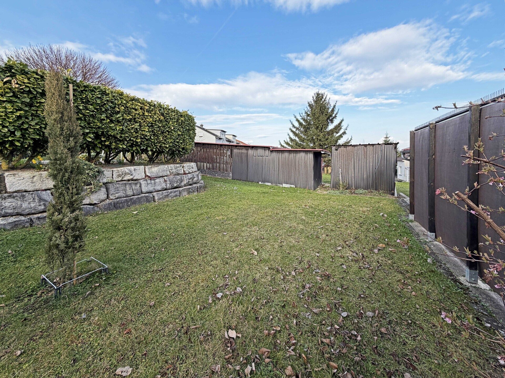 Immobilienangebot - Frickenhausen / Tischardt - Alle - Endlich Platz für Familie und Hobby.
8 Zimmer auf 149 m² zum Wohnen.
251 m² fürs Hobby. 2 Garagen.