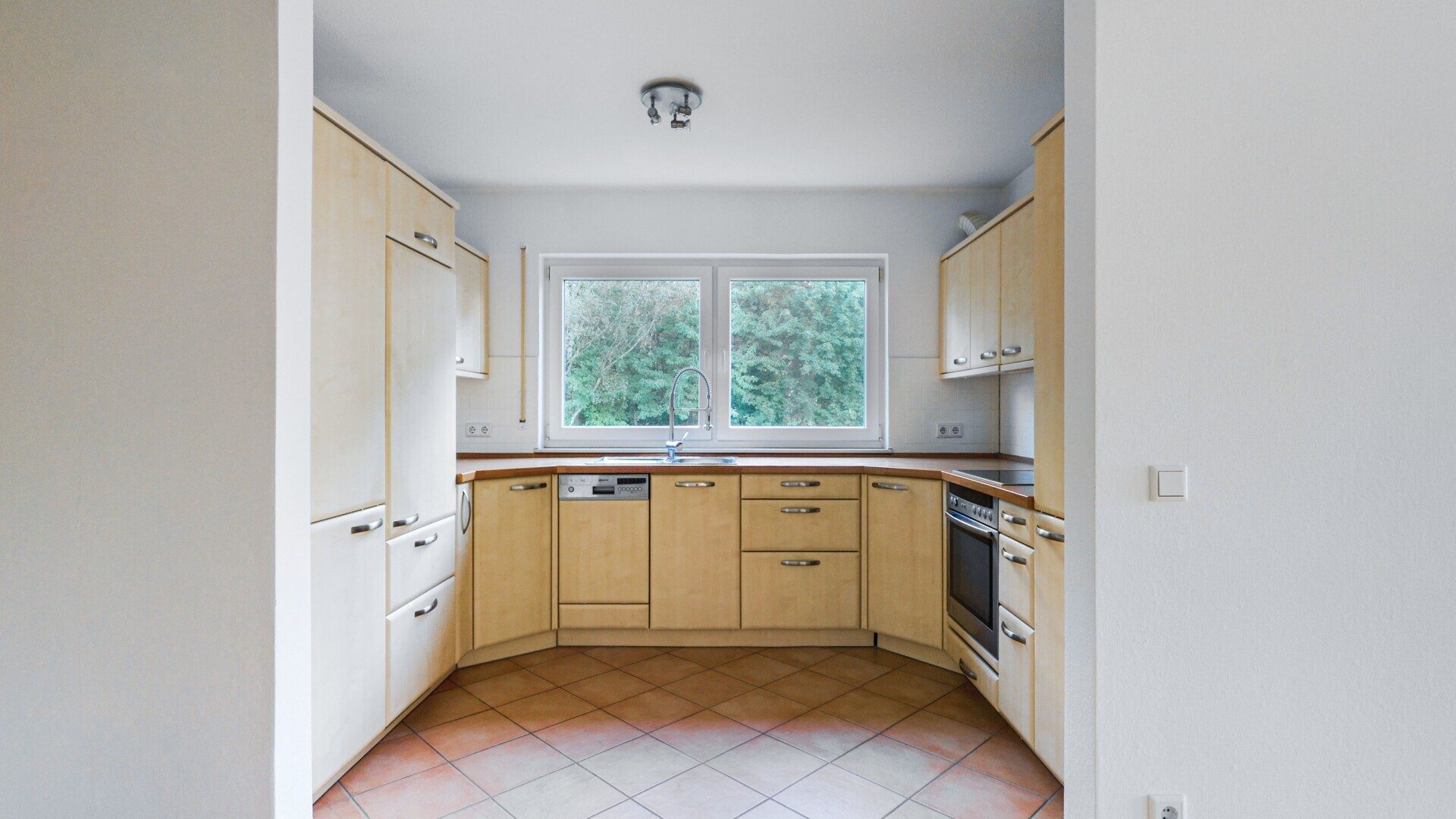 Immobilienangebot - Bielefeld - Alle - Großzügige 3-Zimmer-Wohnung mit Balkon, Aufzug und Garage in Bielefeld-Brake