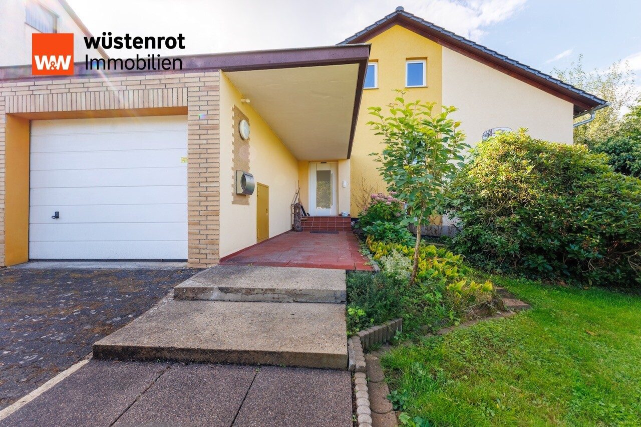 Immobilienangebot - Kaufungen - Alle - +++ Viel Platz! 2 FH mit Einliegerwohnung, großem Garagengebäude und Carport in beliebter Lage +++