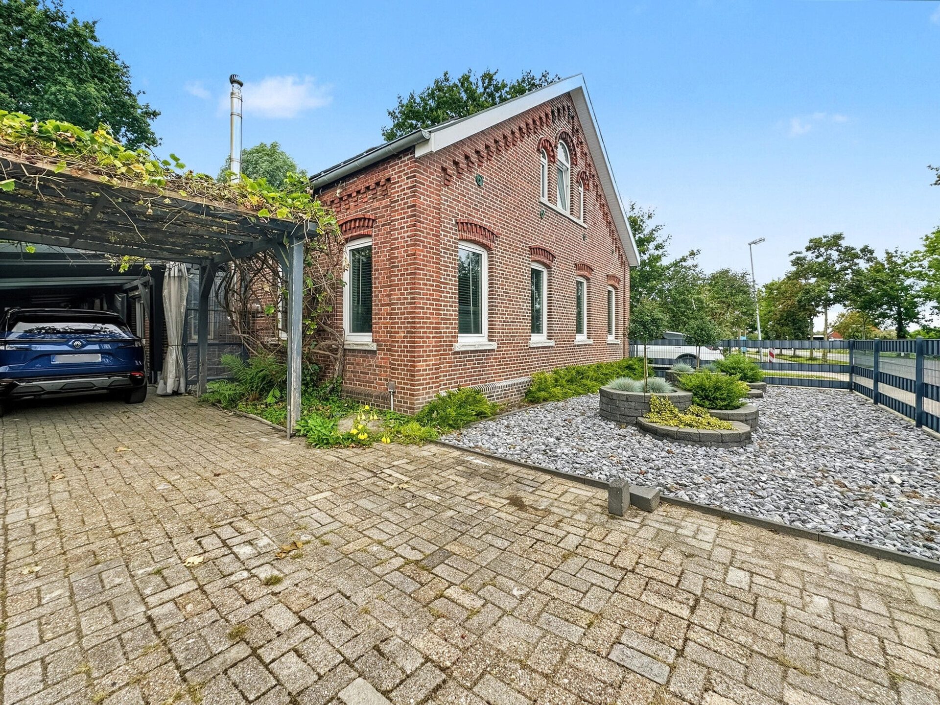 Immobilienangebot - Weener - Alle - Ein Zuhause der Extraklasse – stilvolles Landhaus mit idyllischem Garten