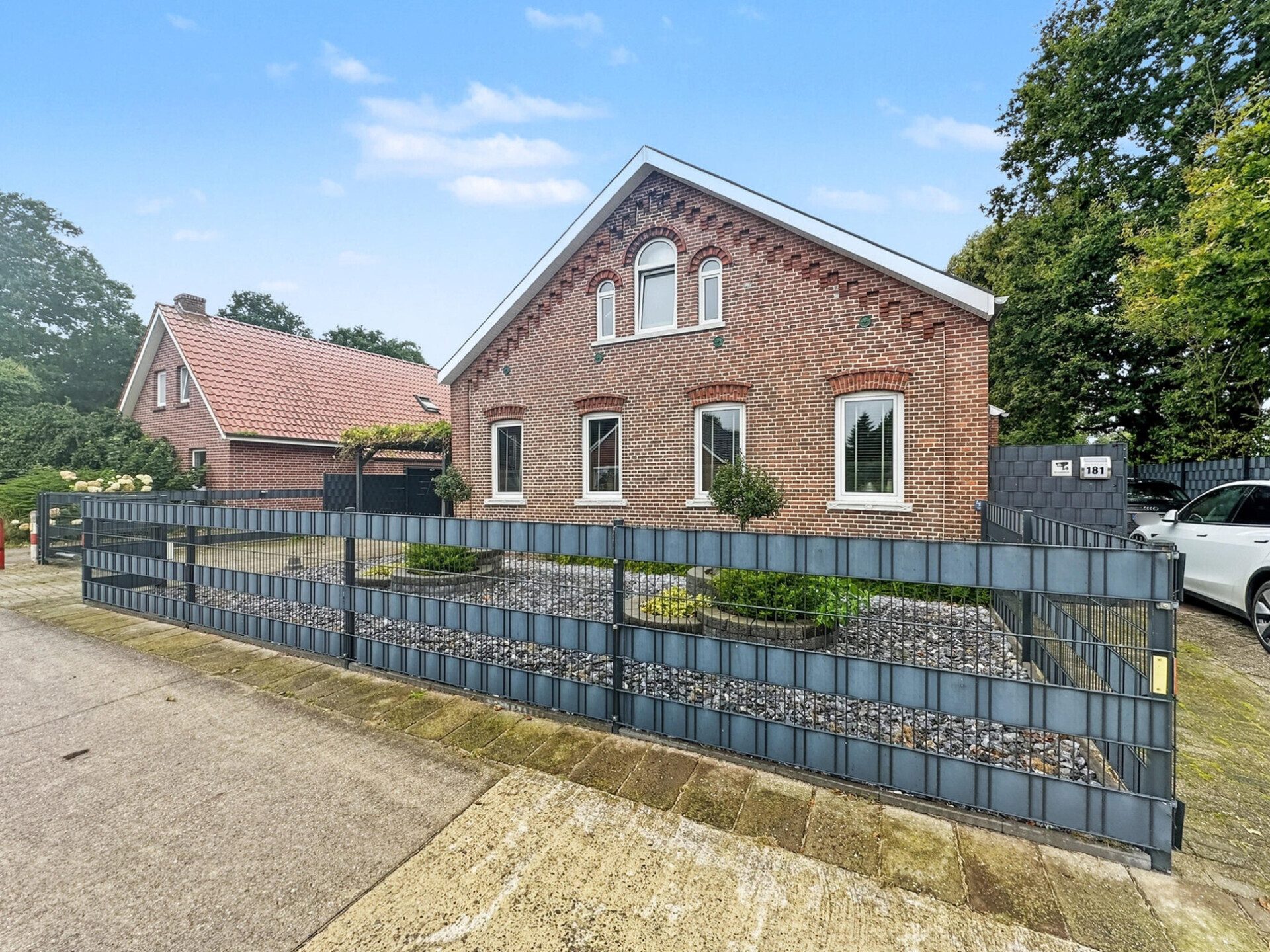 Immobilienangebot - Weener - Alle - Ein Zuhause der Extraklasse – stilvolles Landhaus mit idyllischem Garten