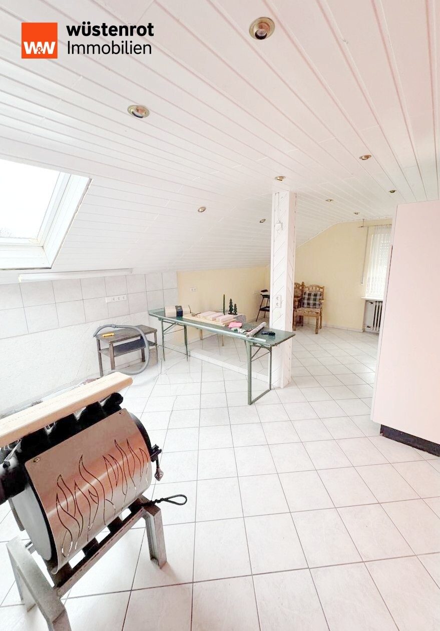 Immobilienangebot - Hüttlingen - Alle - Vielseitiges Wohnhaus mit seltener Dreifachgarage – ideal auch als Zweifamilienhaus nutzbar