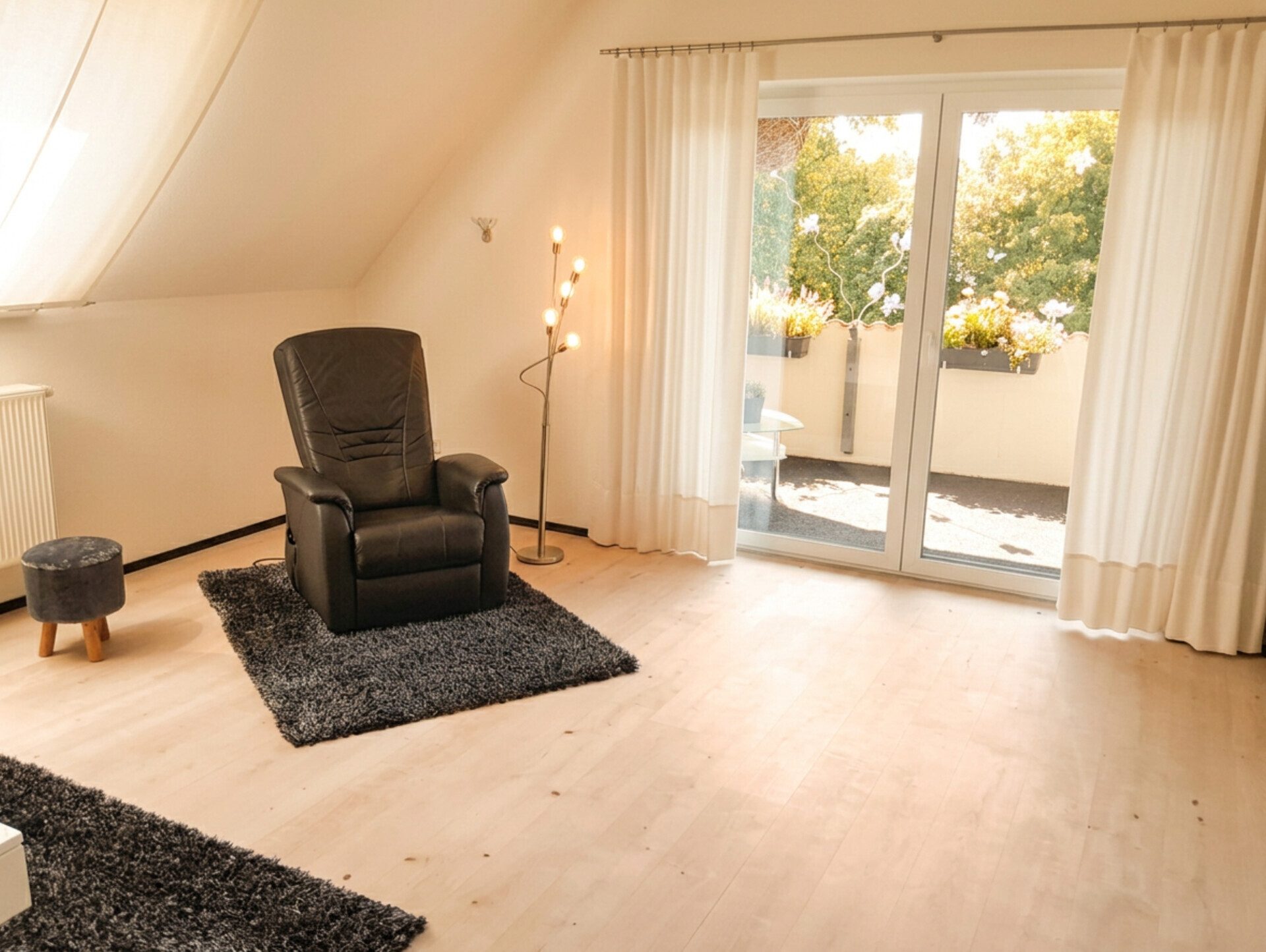 Immobilienangebot - Markt Taschendorf - Alle - Ensemble aus zwei Häusern mit 12 Zimmern und 9 Stellplätzen