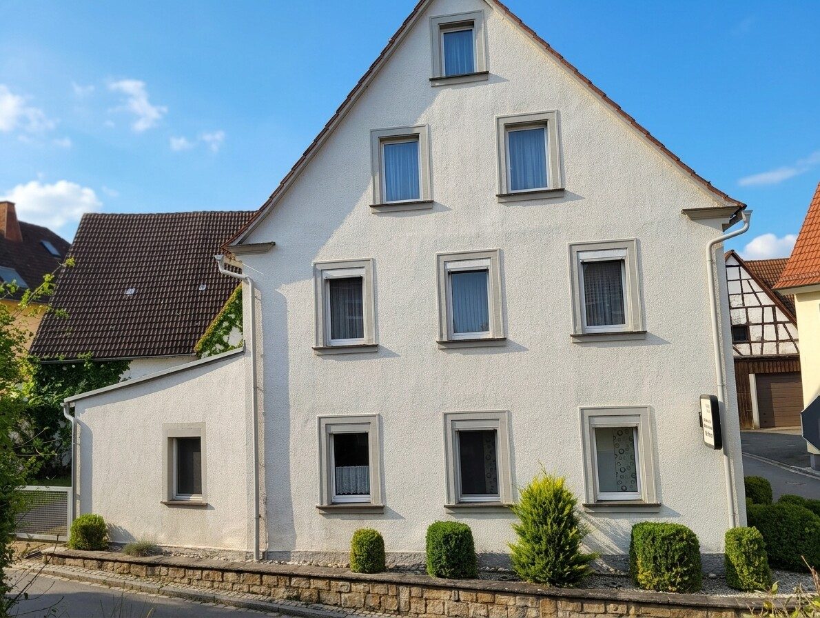 Immobilienangebot - Markt Taschendorf - Alle - Ensemble aus zwei Häusern mit 12 Zimmern und 9 Stellplätzen