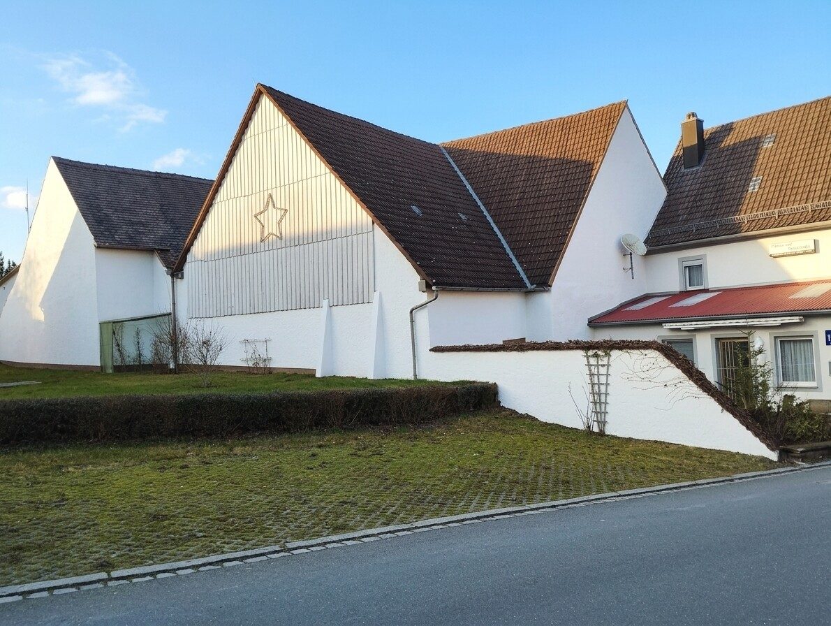 Immobilienangebot - Markt Taschendorf - Alle - Ensemble aus zwei Häusern mit 12 Zimmern und 9 Stellplätzen