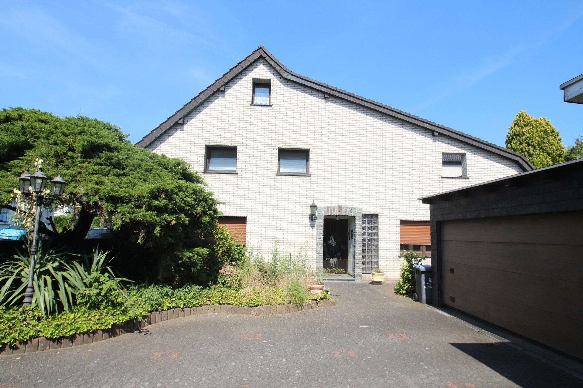 Aussenansicht Immobilienangebot - Langenfeld - Alle - Mit 3D: Freistehendes Einfamilienhaus mit Potenzial und Garten