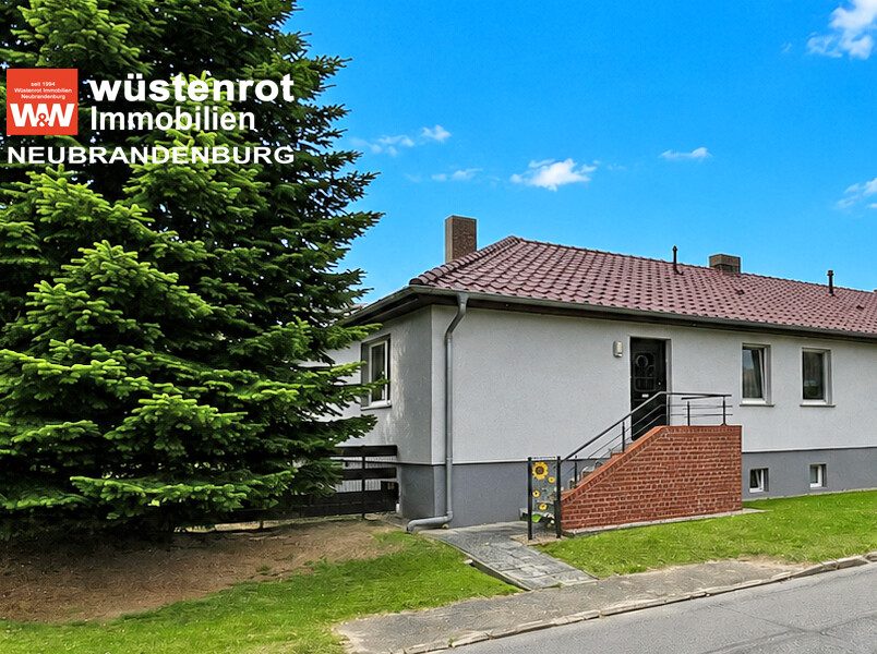 Immobilienangebot - Anklam - Alle - WOHNEN AUF EINER EBENE: DOPPELHAUSHÄLFTE MIT KAMINOFEN + VOLLKELLER + GARAGE + STALL