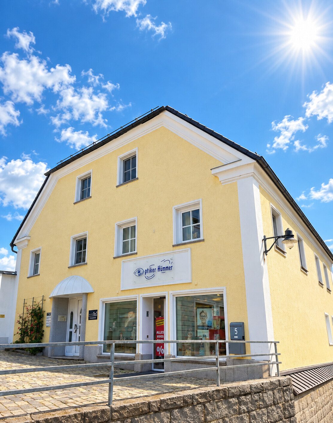 Frontansicht1 Immobilienangebot - Röhrnbach - Alle - Tolle Gewerberäumlichkeiten im Herzen des Marktes Röhrnbach!
ideal für Büro, Praxen, Laden u.v.m.