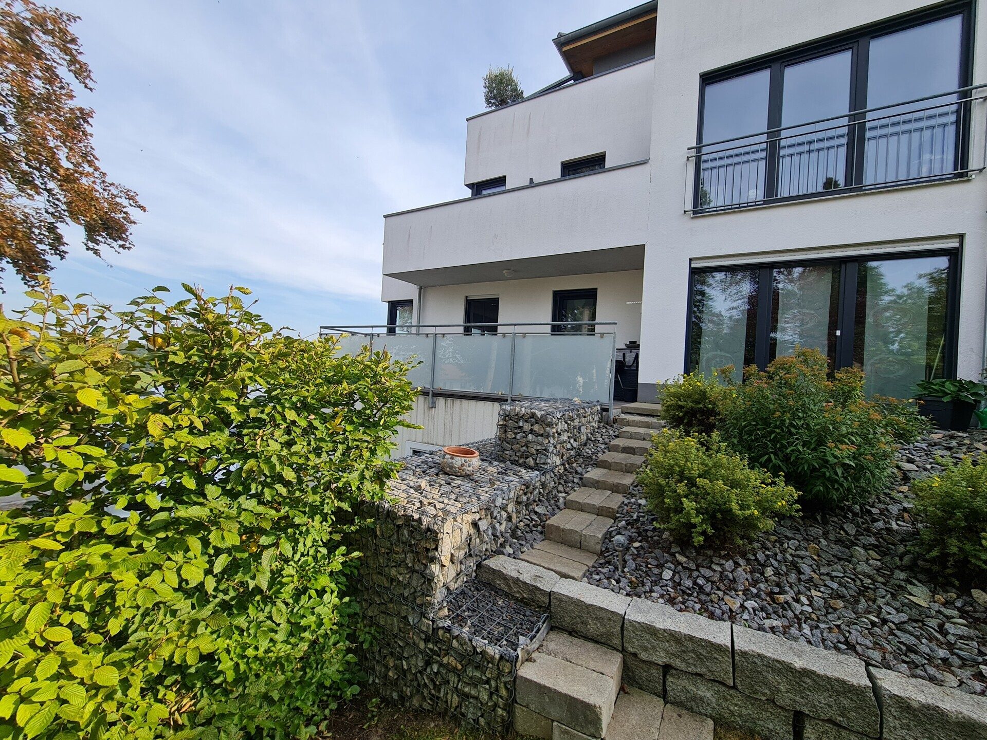 Immobilienangebot - Simbach - Alle - Tür auf - Herz rein!
Tolle, neuwertige 3-Zimmer-ETW (EG) super Lage, mega Terrasse und Garten, EBK..