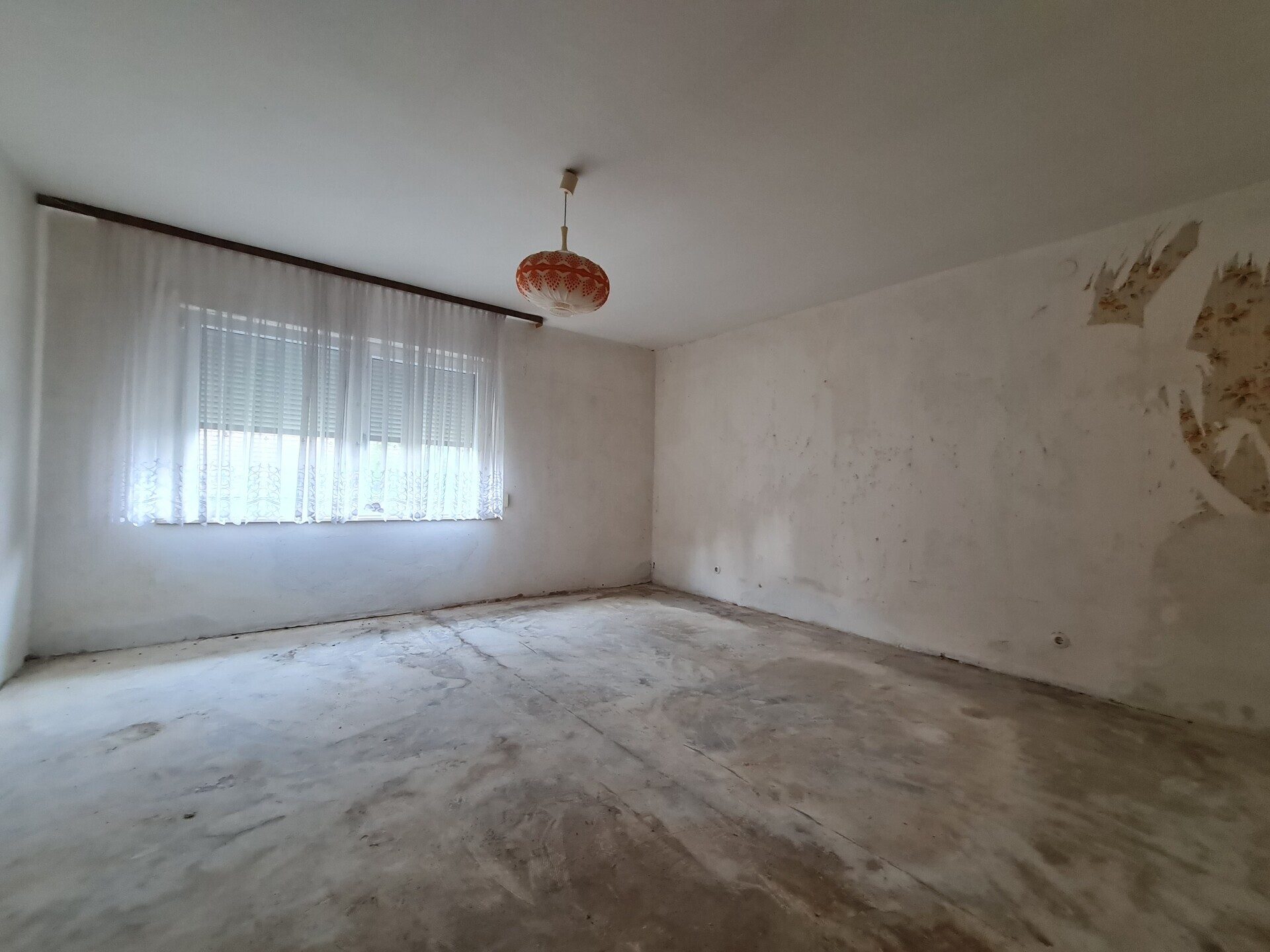 Immobilienangebot - Lam - Alle - Schnäppchen für Handwerker oder Investoren!
Sonniges, renovierungsbedürftiges EFH in schöner Lage.