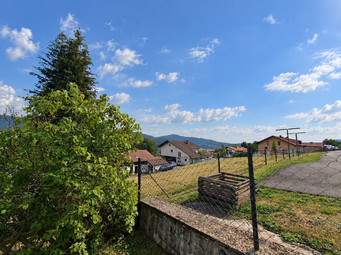 Immobilienangebot - Lam - Alle - Schnäppchen für Handwerker oder Investoren!
Sonniges, renovierungsbedürftiges EFH in schöner Lage.