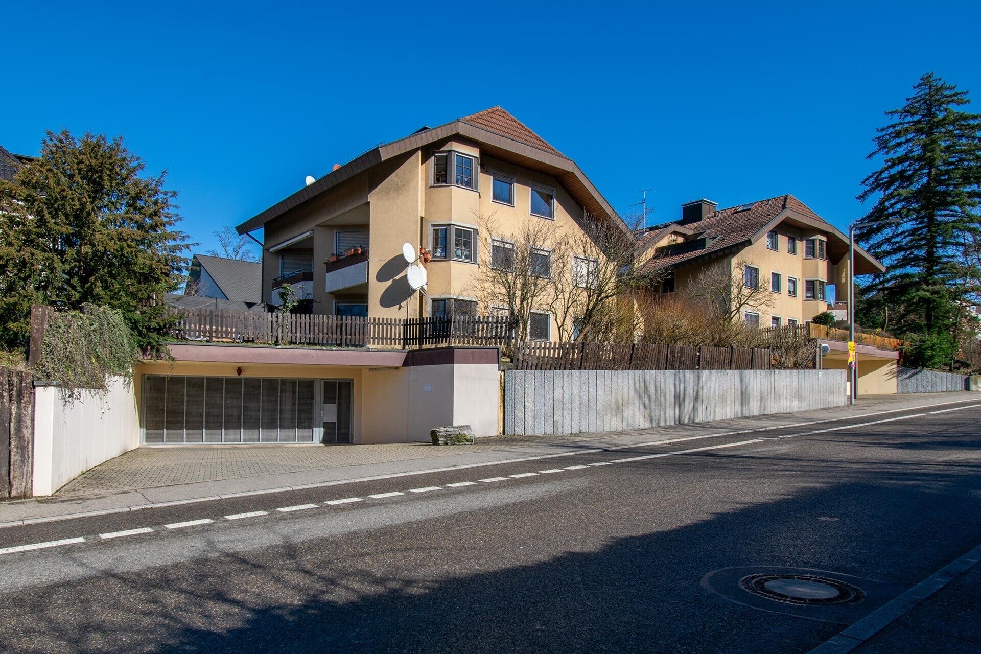 Immobilienangebot - Leonberg - Alle - Tolle Vierzimmerwohnung mit Aussicht über Leonberg und zwei Stellplätzen