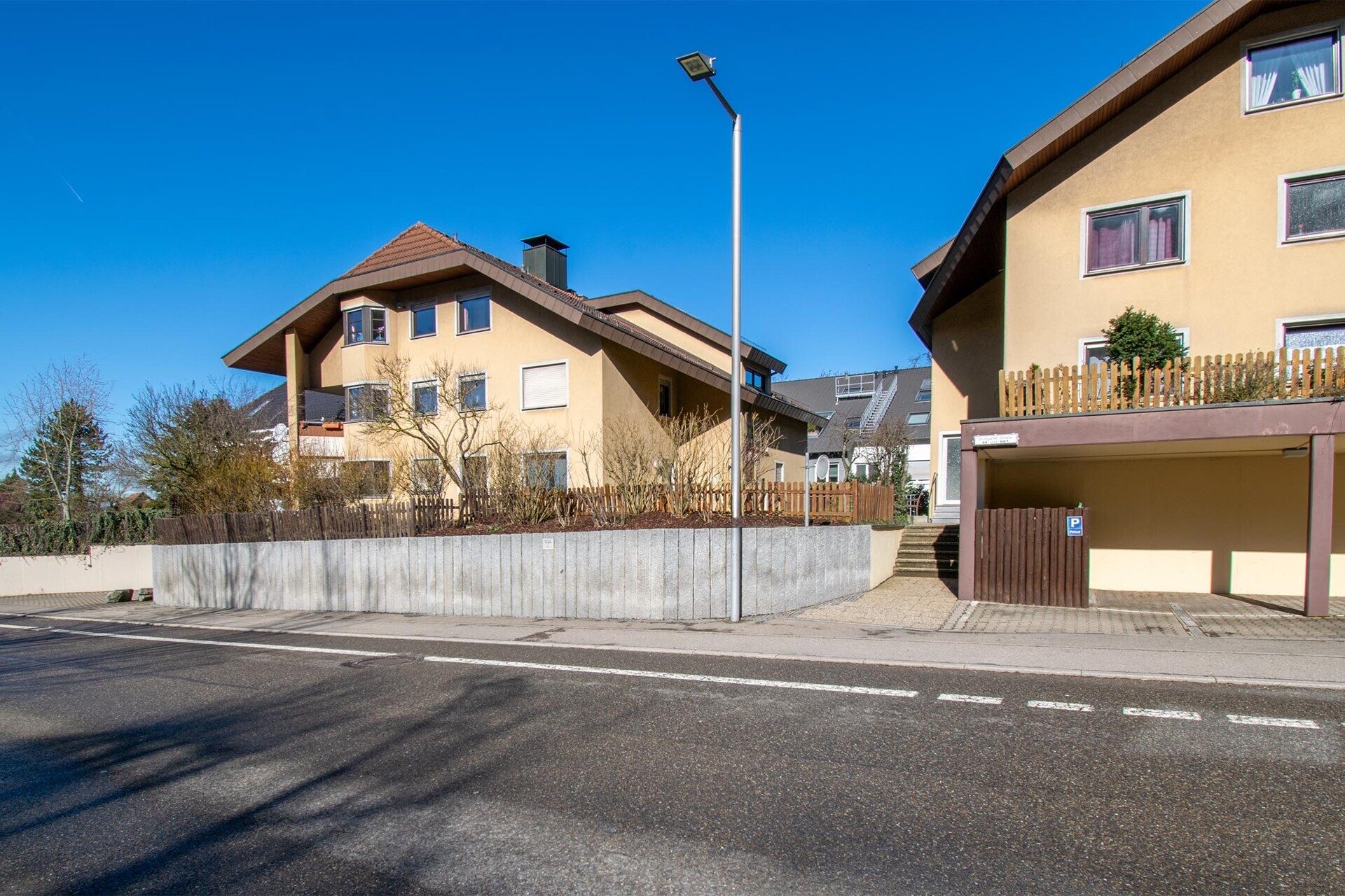 Immobilienangebot - Leonberg - Alle - Tolle Vierzimmerwohnung mit Aussicht über Leonberg und zwei Stellplätzen