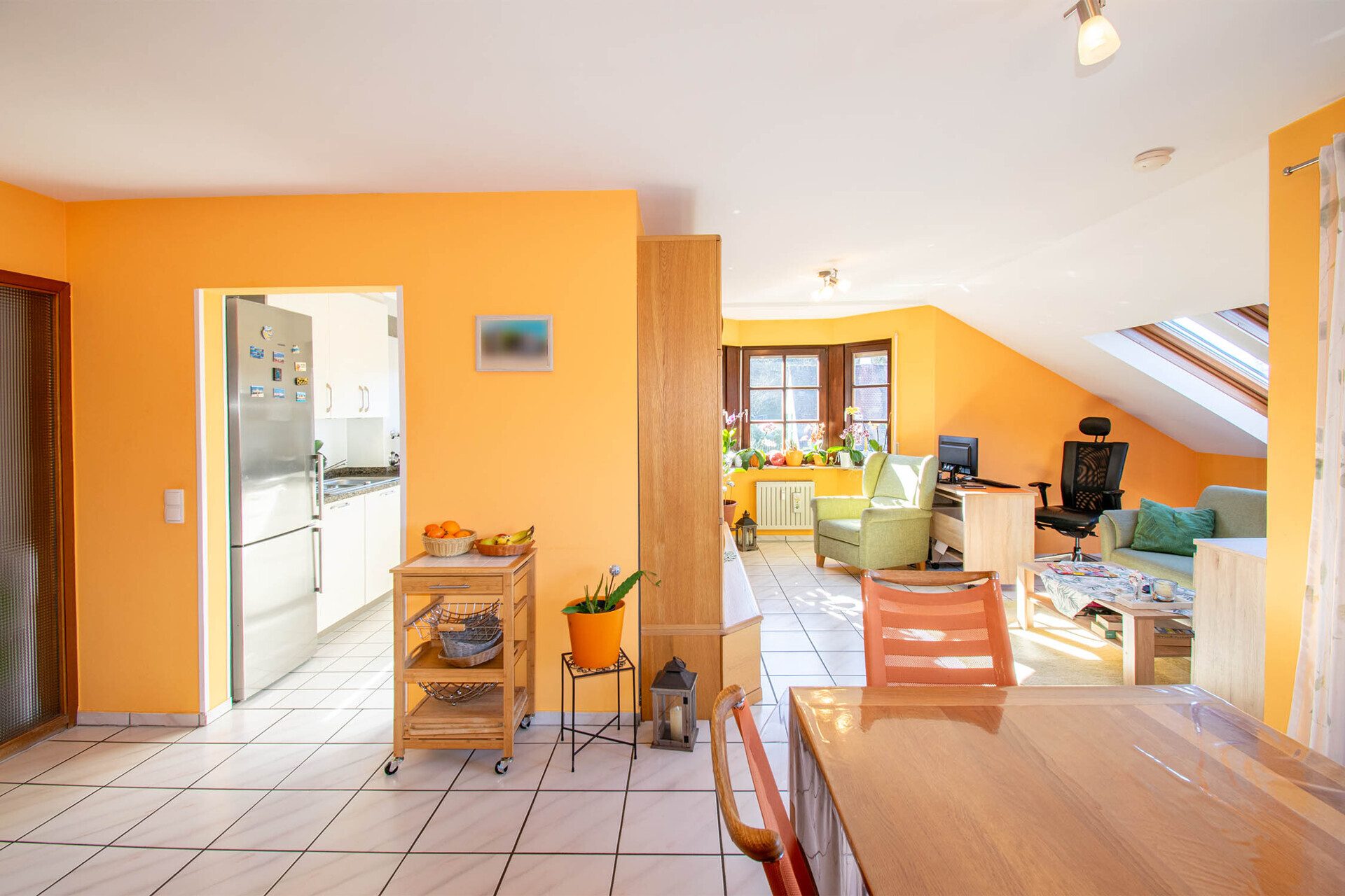 Immobilienangebot - Leonberg - Alle - Tolle Vierzimmerwohnung mit Aussicht über Leonberg und zwei Stellplätzen