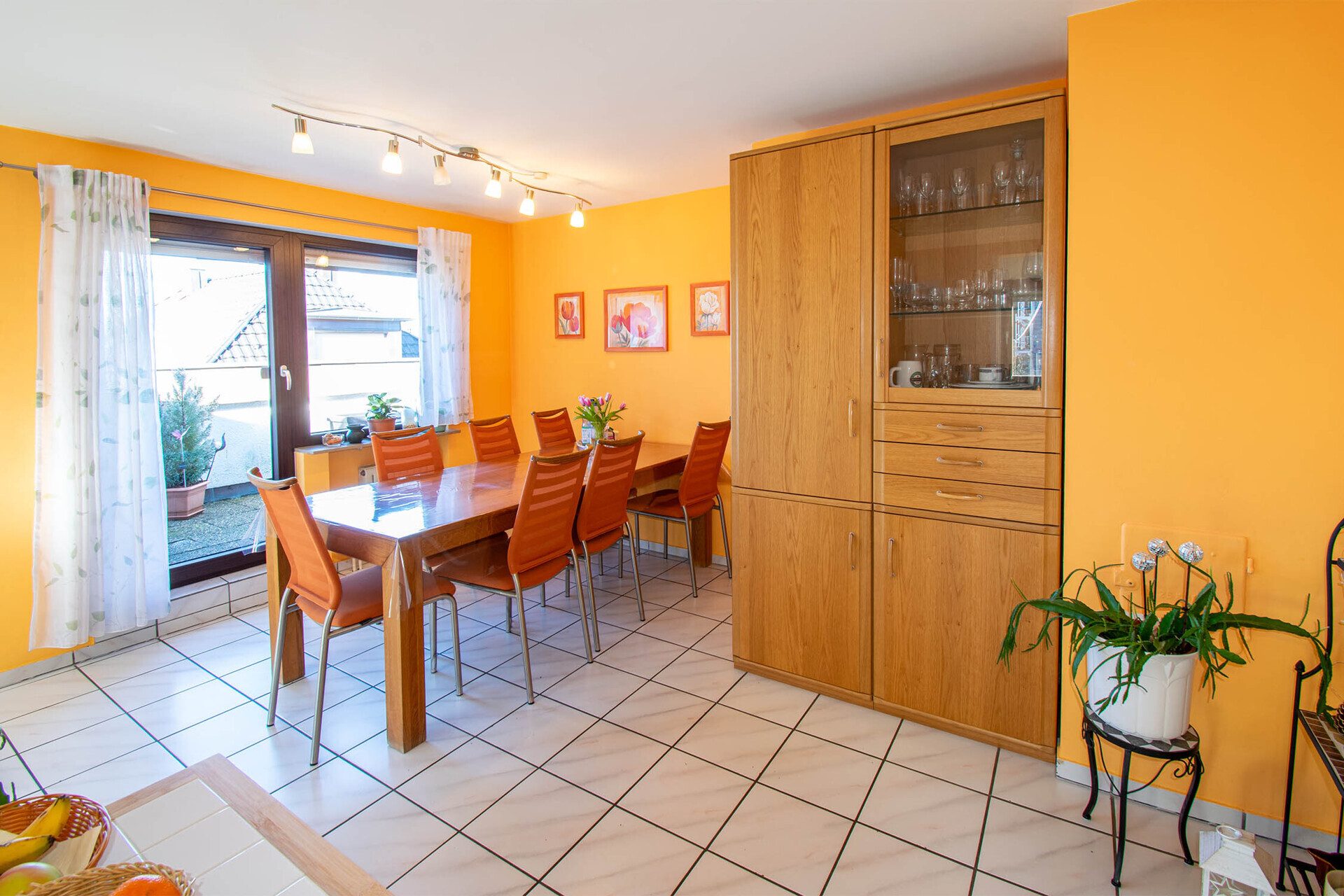 Immobilienangebot - Leonberg - Alle - Tolle Vierzimmerwohnung mit Aussicht über Leonberg und zwei Stellplätzen