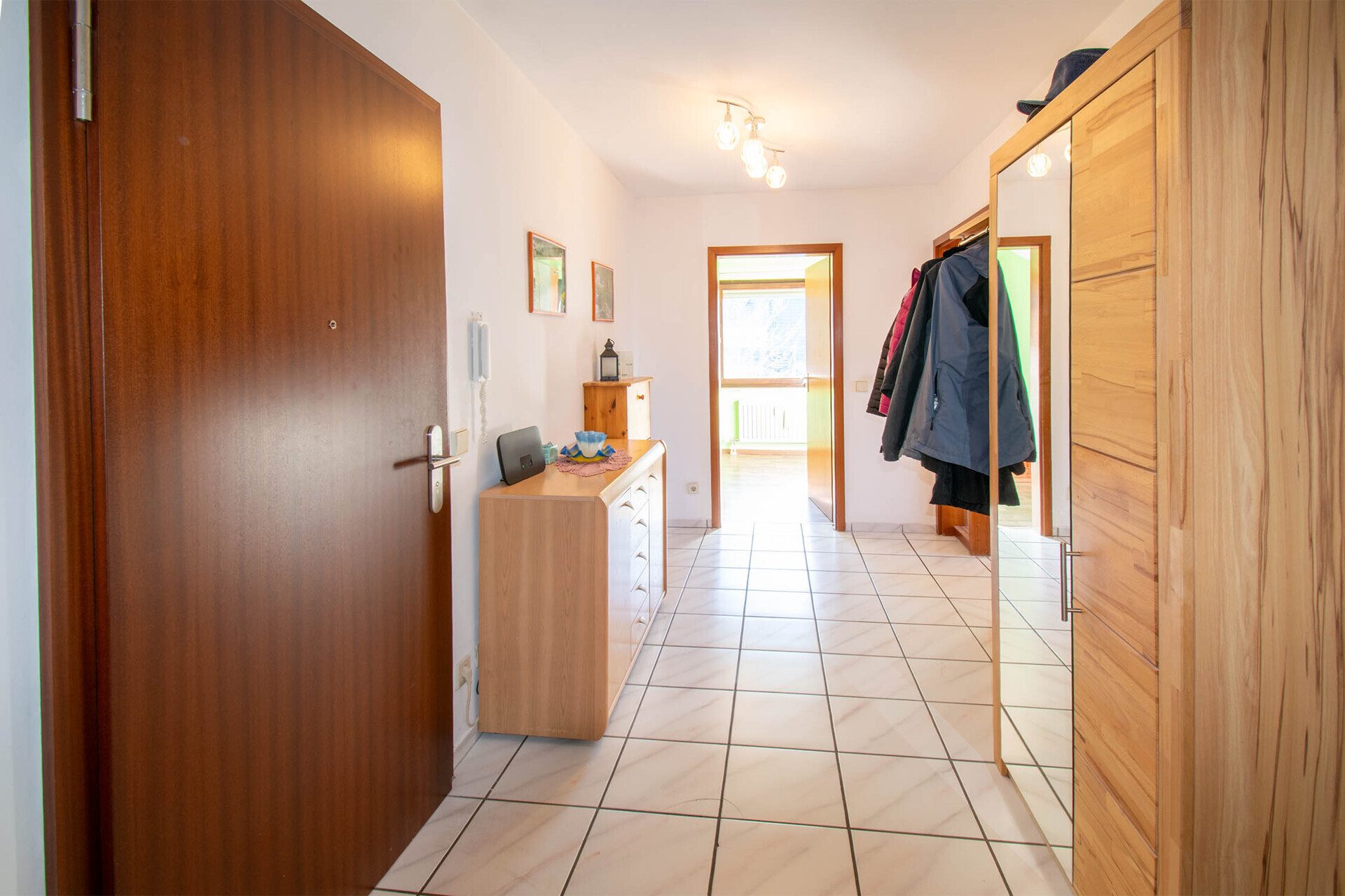 Immobilienangebot - Leonberg - Alle - Tolle Vierzimmerwohnung mit Aussicht über Leonberg und zwei Stellplätzen