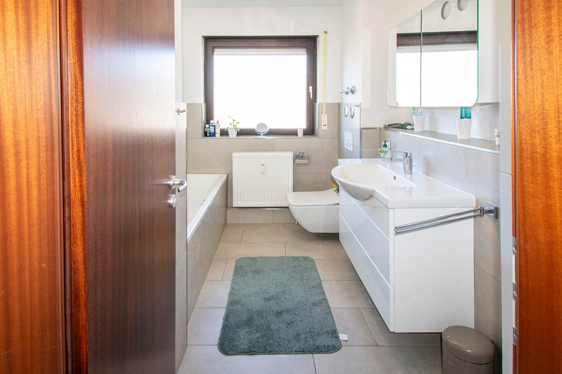 Immobilienangebot - Leonberg - Alle - Tolle Vierzimmerwohnung mit Aussicht über Leonberg und zwei Stellplätzen
