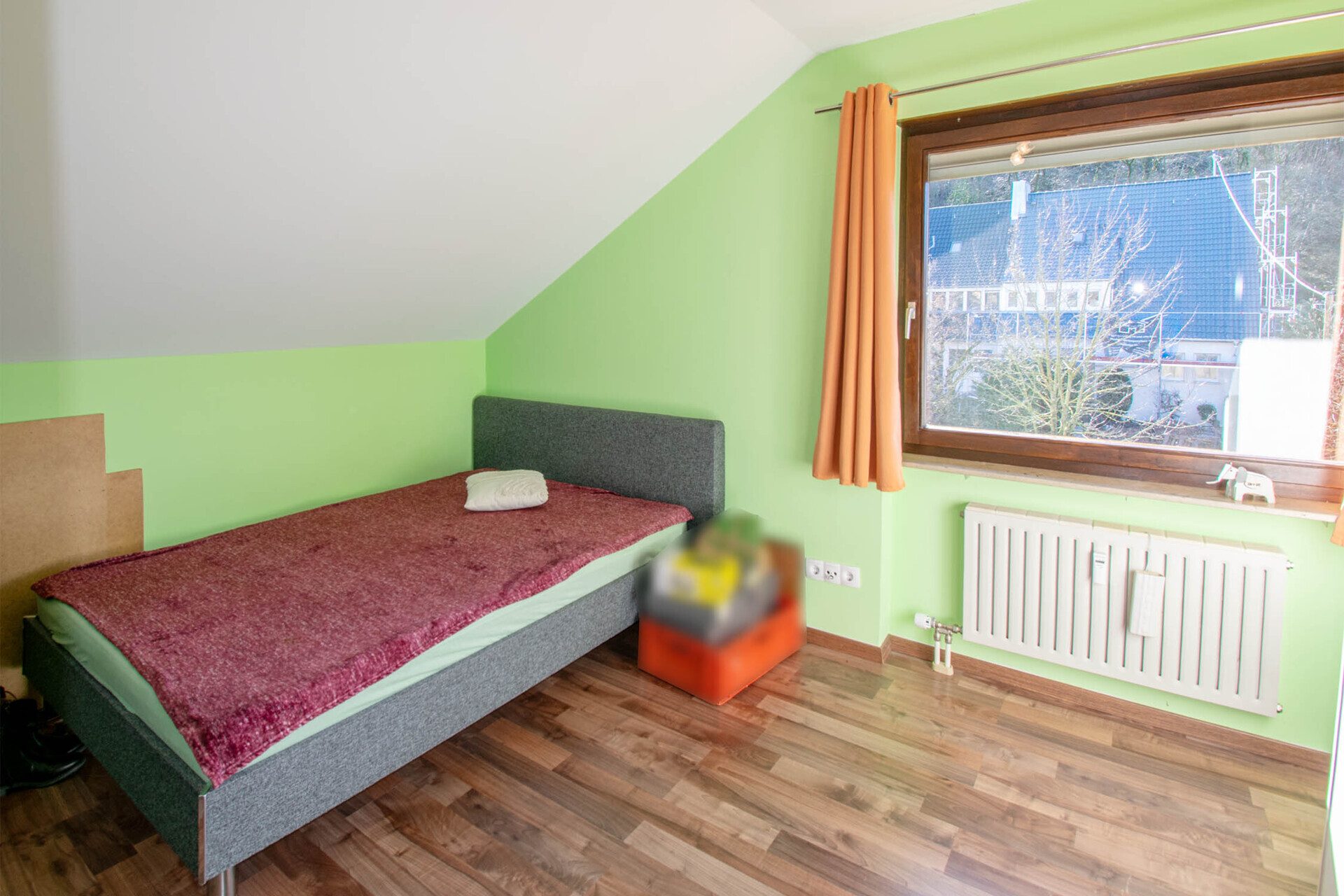 Immobilienangebot - Leonberg - Alle - Tolle Vierzimmerwohnung mit Aussicht über Leonberg und zwei Stellplätzen