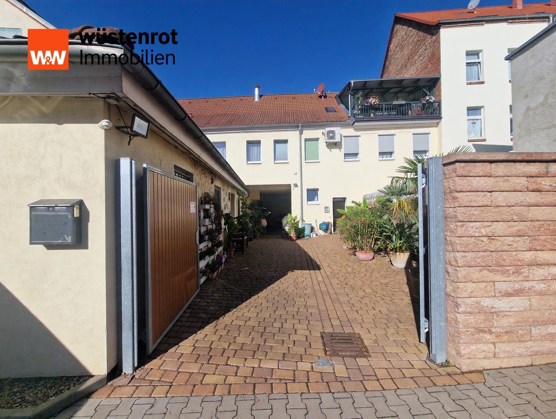 Immobilienangebot - Aschersleben - Alle - Aschersleben- Hotel + Gastro + Chefwohnung mit Balkon & eigenem privaten Pool- Hof, sofortiger Start möglich