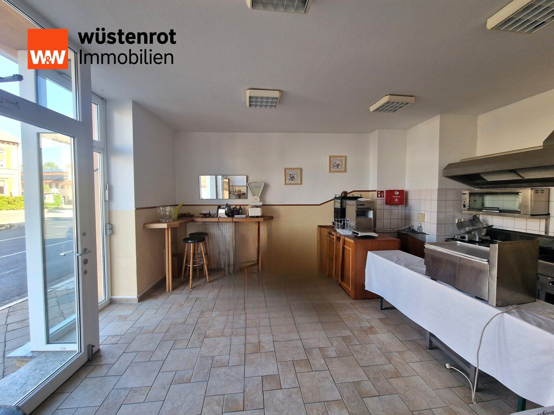 Immobilienangebot - Aschersleben - Alle - Aschersleben- Hotel + Gastro + Chefwohnung mit Balkon & eigenem privaten Pool- Hof, sofortiger Start möglich