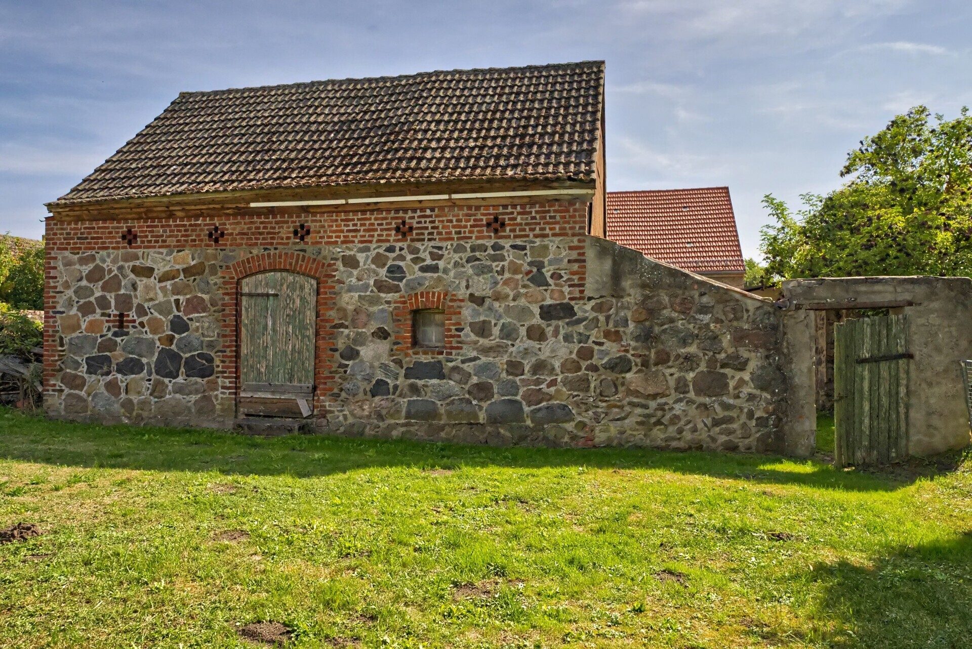 Immobilienangebot - Beiersdorf - Alle - Mini Resthof mit Scheune und Stallungen sowie Freifläche