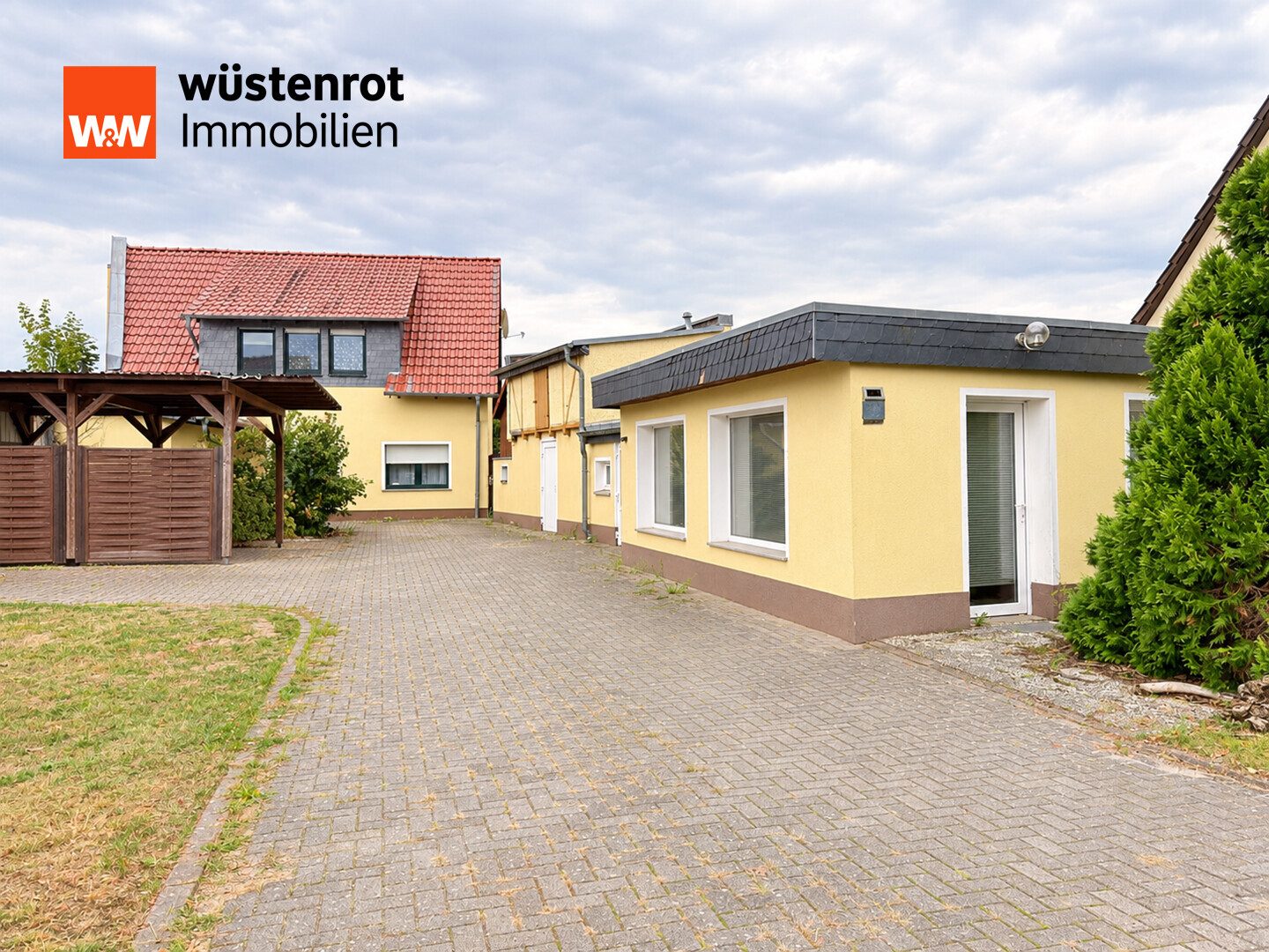Immobilienangebot - Elbe-Parey / Güsen - Alle - Großzügiges Einfamilienhaus mit 1.357 m² Grundstück, Garten und separater Gewerbeeinheit