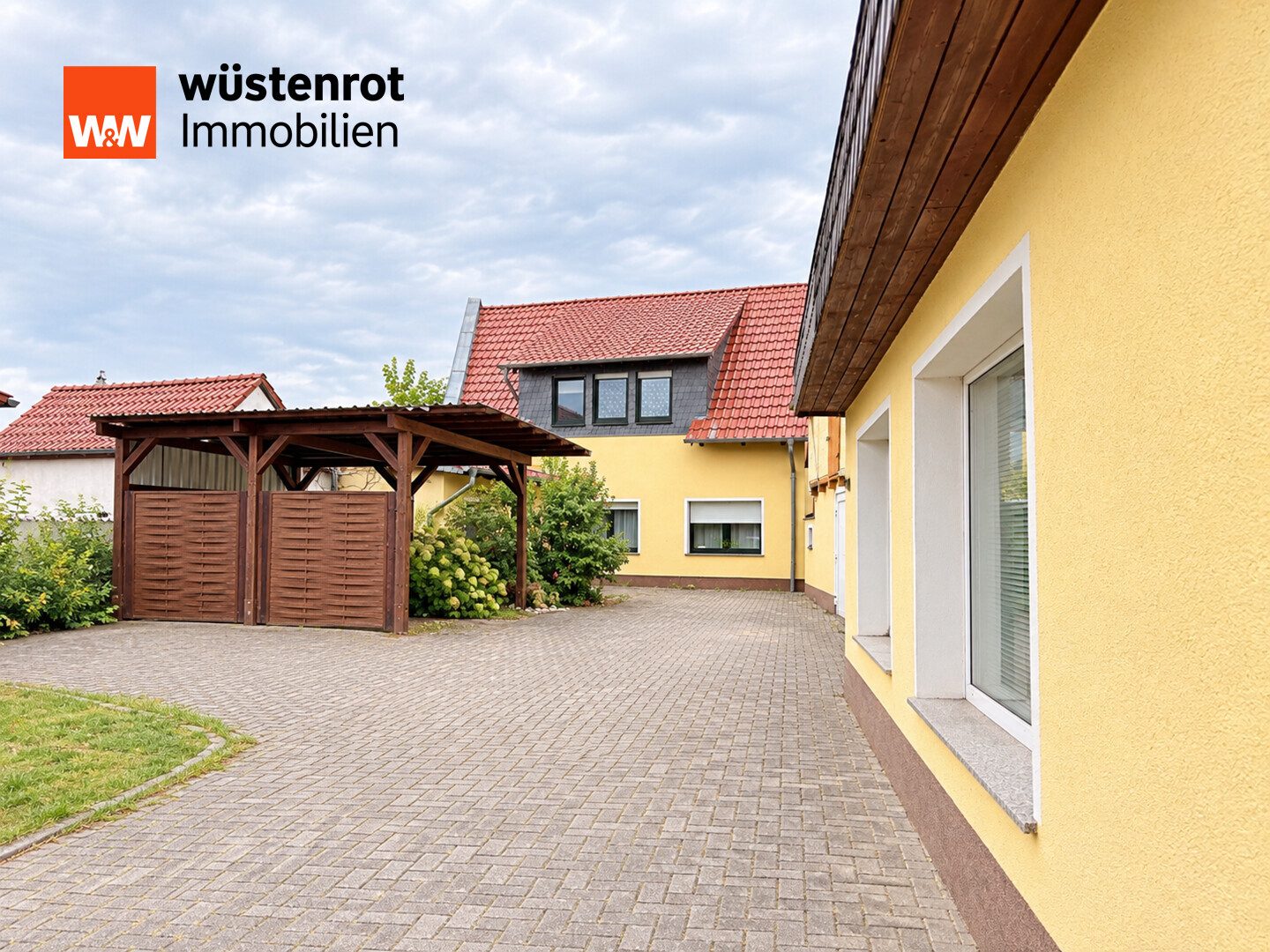 Immobilienangebot - Elbe-Parey / Güsen - Alle - Großzügiges Einfamilienhaus mit 1.357 m² Grundstück, Garten und separater Gewerbeeinheit