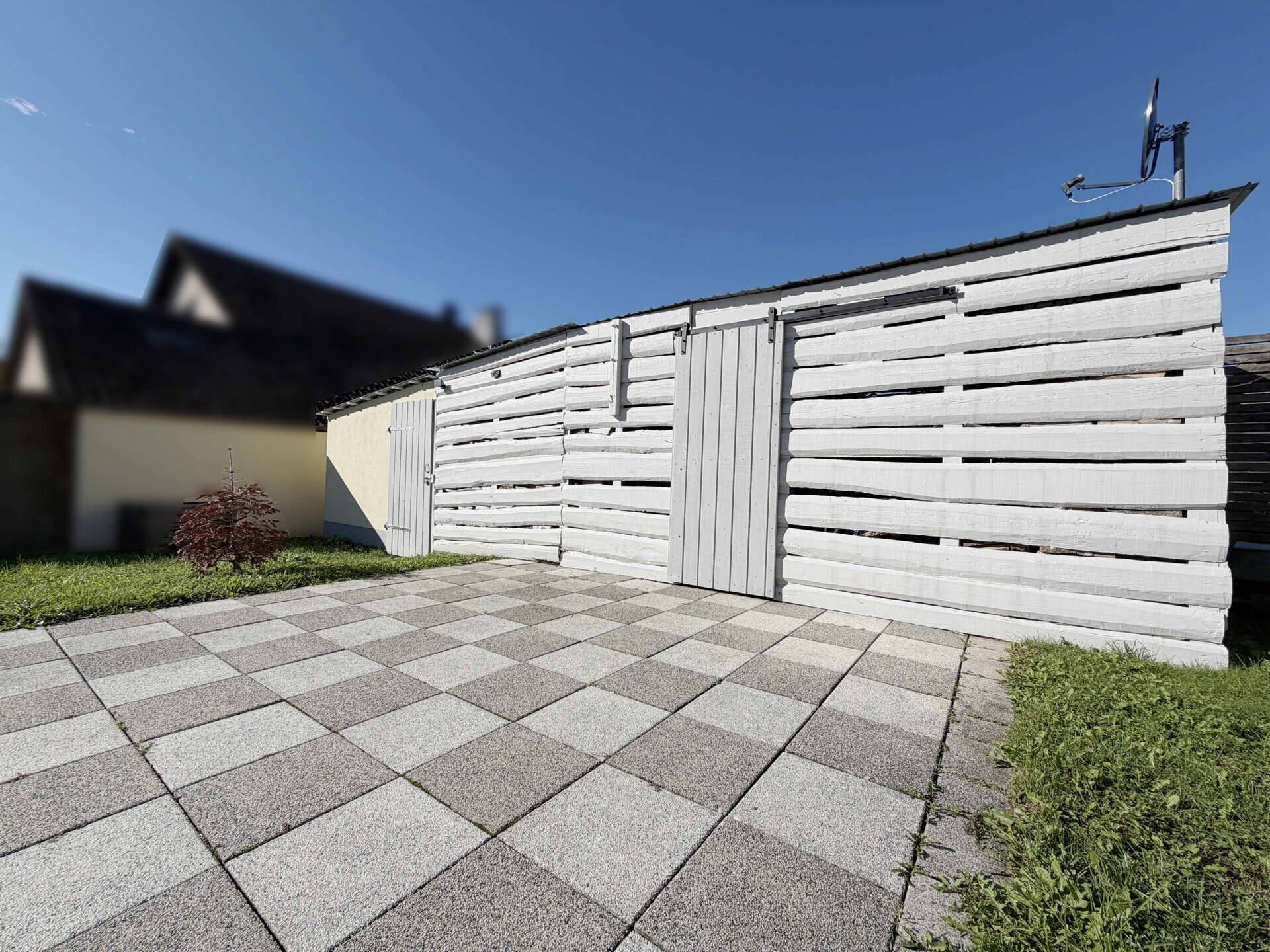Immobilienangebot - Radolfzell am Bodensee - Alle - Nicht perfekt - dafür zum TOP-Preis.
5 Zimmer auf 100 m². Echtes Traum-
Grundstück. Eigene Garage.