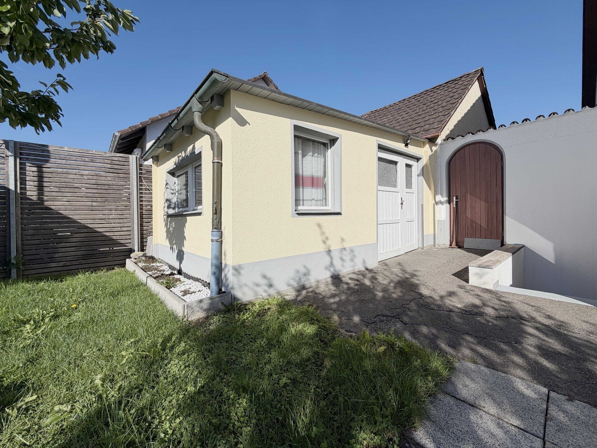Immobilienangebot - Radolfzell am Bodensee - Alle - Nicht perfekt - dafür zum TOP-Preis.
5 Zimmer auf 100 m². Echtes Traum-
Grundstück. Eigene Garage.