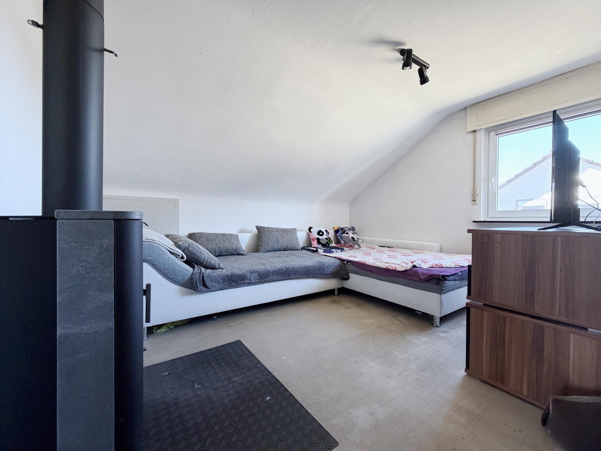 Immobilienangebot - Radolfzell am Bodensee - Alle - Nicht perfekt - dafür zum TOP-Preis.
5 Zimmer auf 100 m². Echtes Traum-
Grundstück. Eigene Garage.