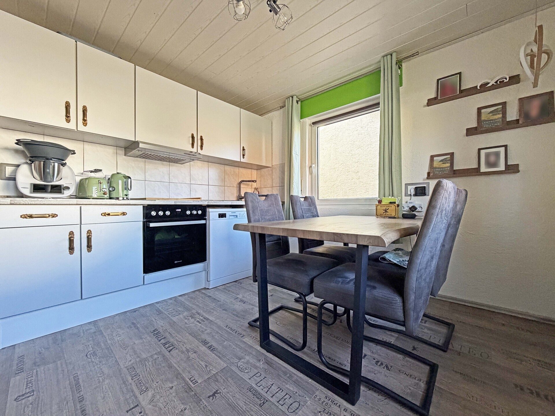 Immobilienangebot - Radolfzell am Bodensee - Alle - Nicht perfekt - dafür zum TOP-Preis.
5 Zimmer auf 100 m². Echtes Traum-
Grundstück. Eigene Garage.