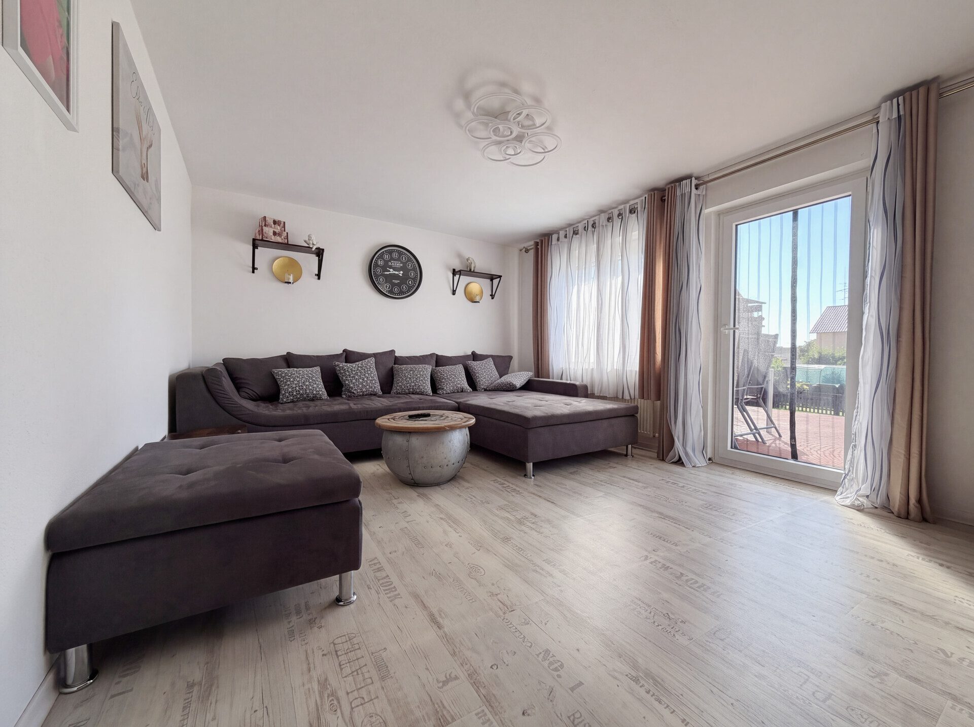 Immobilienangebot - Radolfzell am Bodensee - Alle - Nicht perfekt - dafür zum TOP-Preis.
5 Zimmer auf 100 m². Echtes Traum-
Grundstück. Eigene Garage.