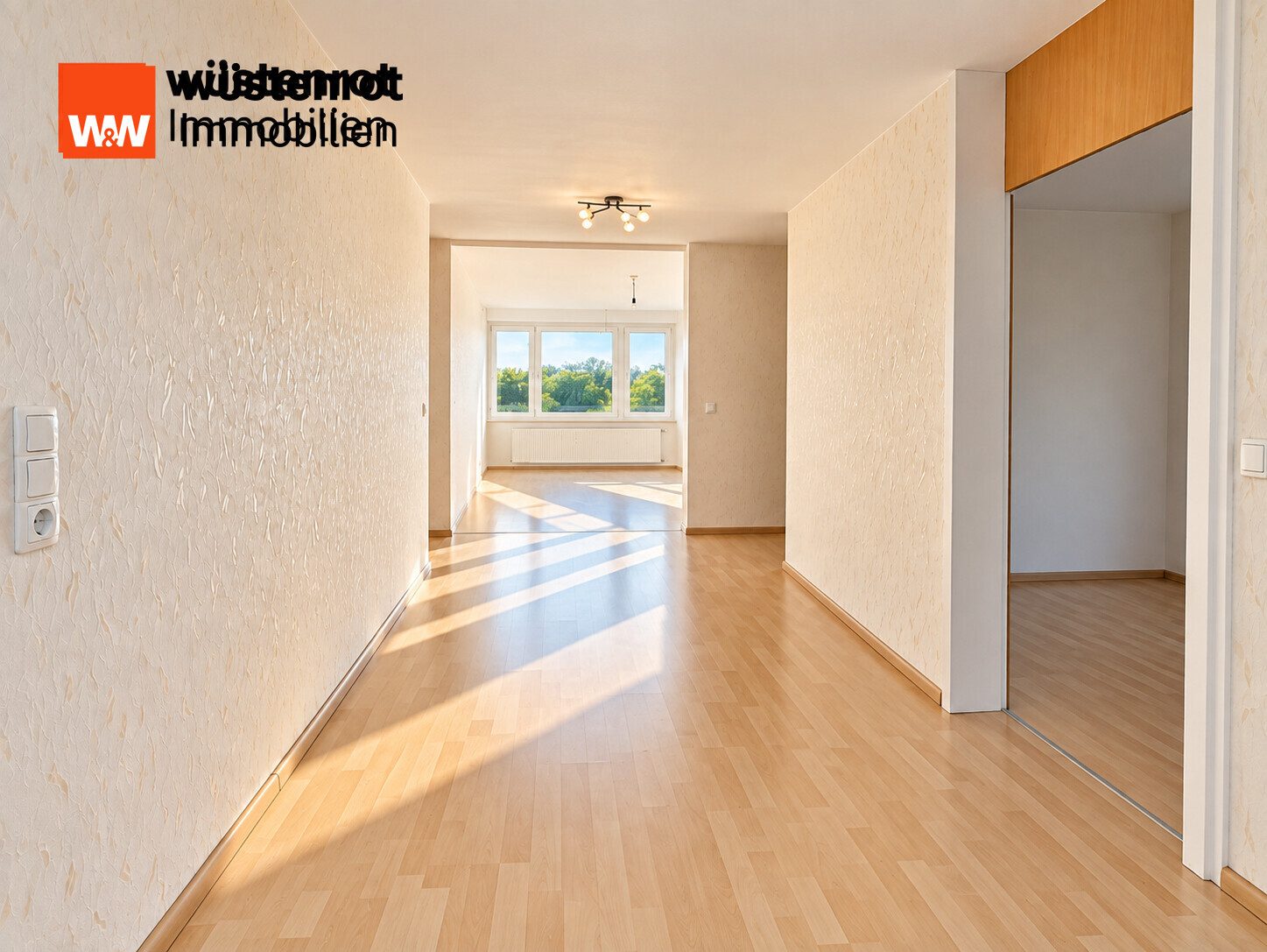 Immobilienangebot - Nürtingen - Alle - Renovierte 3-Zimmer-Wohnung mit zwei Balkonen, Aufzug, Garage und BARRIEREFREI!!