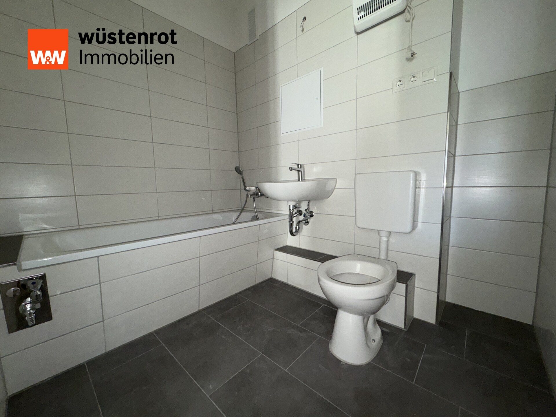 Immobilienangebot - Stralsund / Knieper West - Alle - Anfragestop! Frisch renoviert, modernisiertes Bad und eigener Balkon