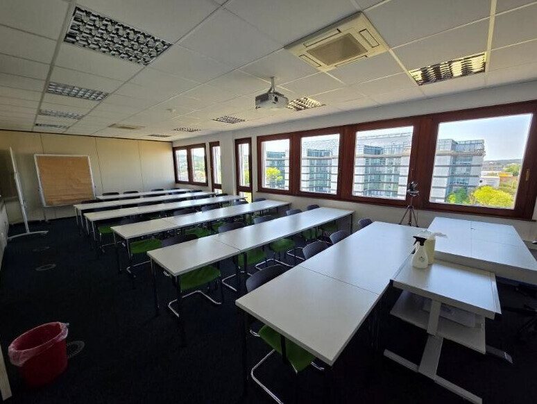 Immobilienangebot - Böblingen - Alle - Attraktive Büroimmobilie in Böblingen-Hulb – 2.301 m² Mietfläche mit direkter Anbindung an A81/B14