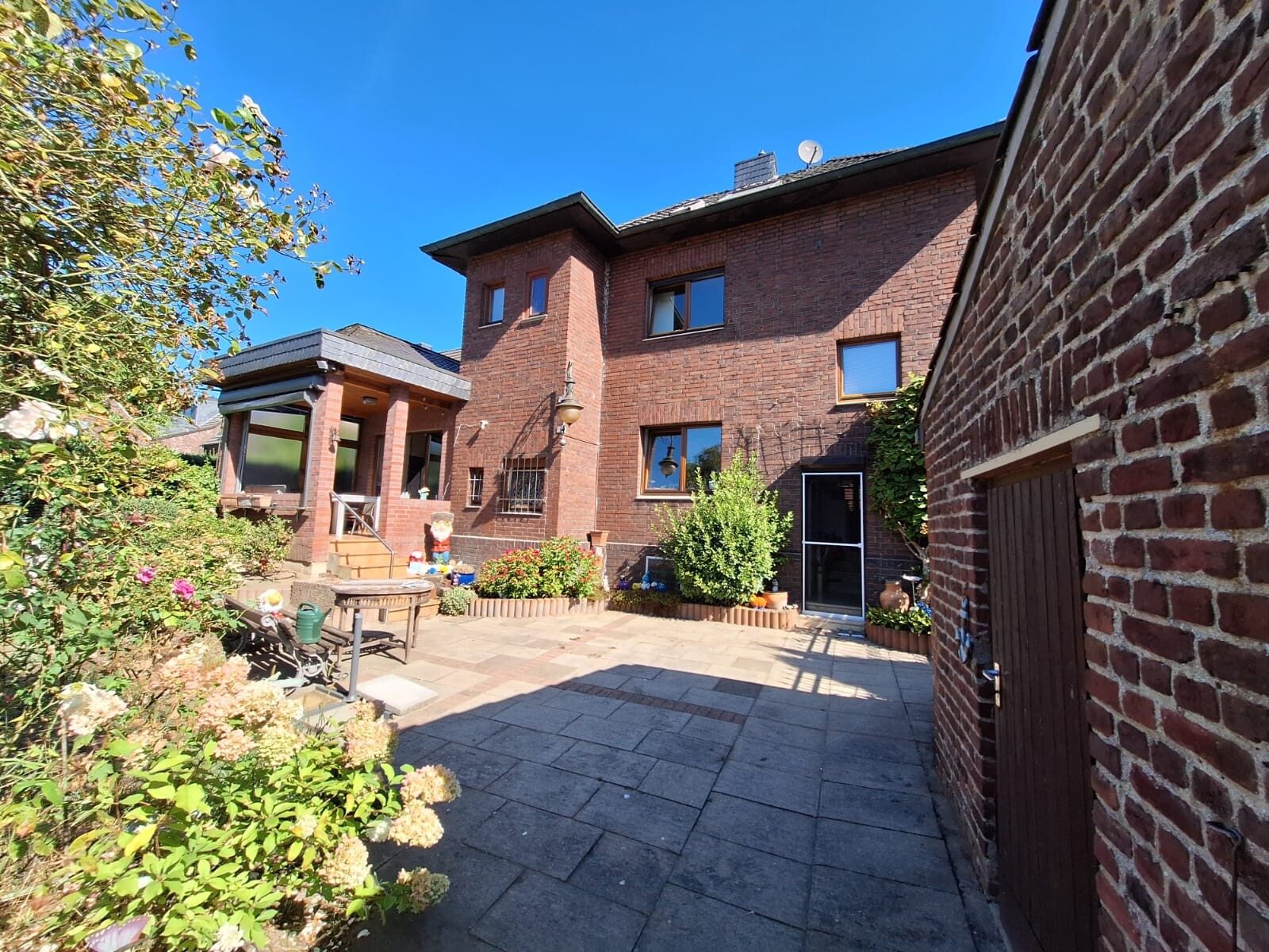 Immobilienangebot - Willich / Neersen - Alle - Charmantes Mehrgenerationen-Haus mit großem Grundstück und Doppelgarage
