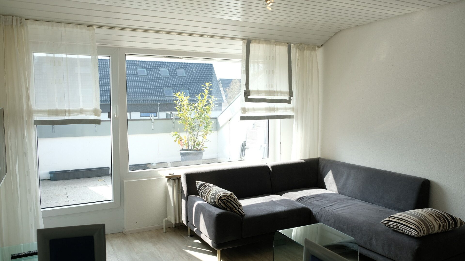 Immobilienangebot - Neu-Ulm - Alle - ++ möblierte Zwei-Zimmer-Wohnung mit Dachloggia ++