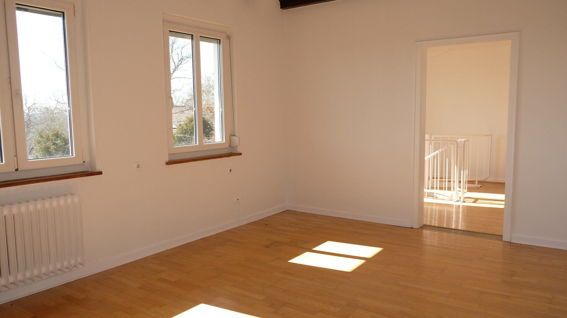 Wohnzimmer EG mit Blick Richtung Treppe Immobilienangebot - Ulm - Alle - Südhanglage - Altbauwohnung mit goßem Garten