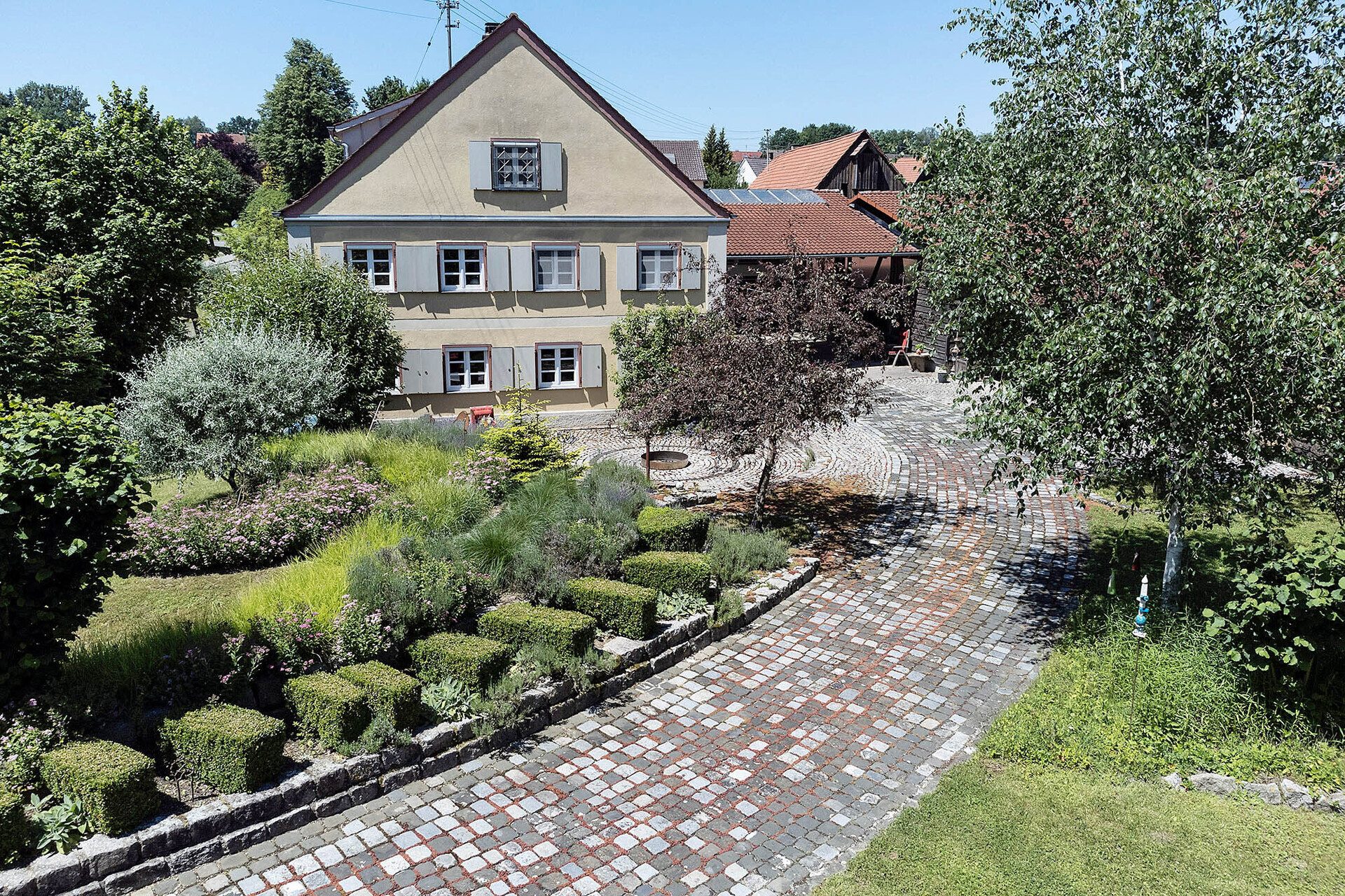 Auffahrt Immobilienangebot - Weißenhorn - Alle - Die BIBER-RANCH: Das perfekte Anwesen für Ross und Reiter
