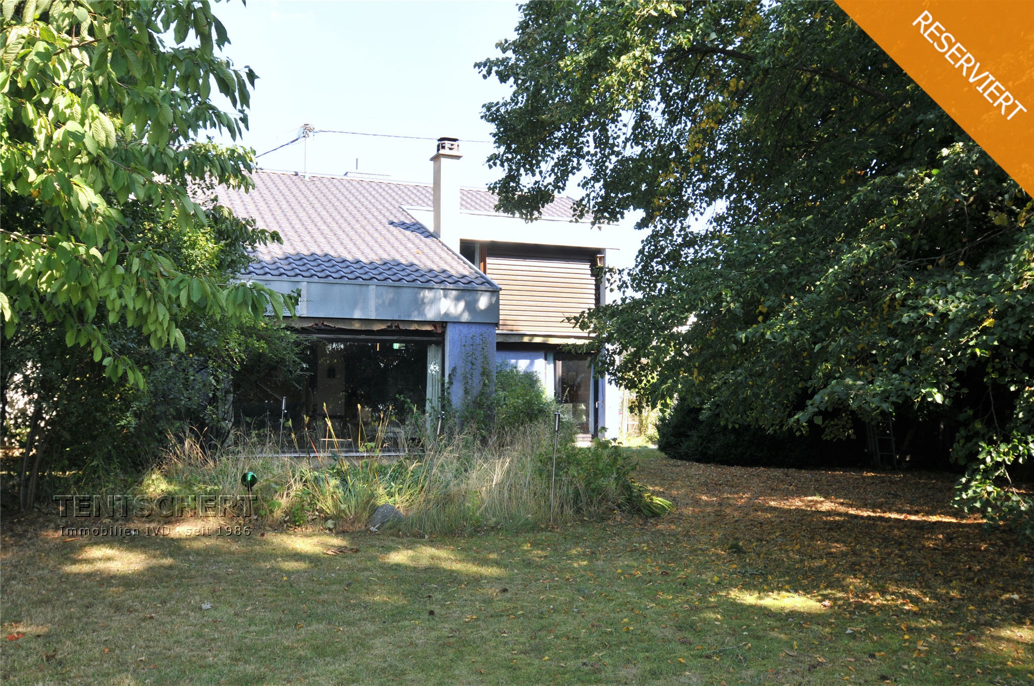 Tentschert Immobilien GmbH & Co. KG - Immobilienangebot - 89346 Bibertal-Echlishausen - Bibertal - Einfamilienhaus - Einfamilienhaus mit ELW, großem Garten, Schwimmbad und traumhafter Aussicht!