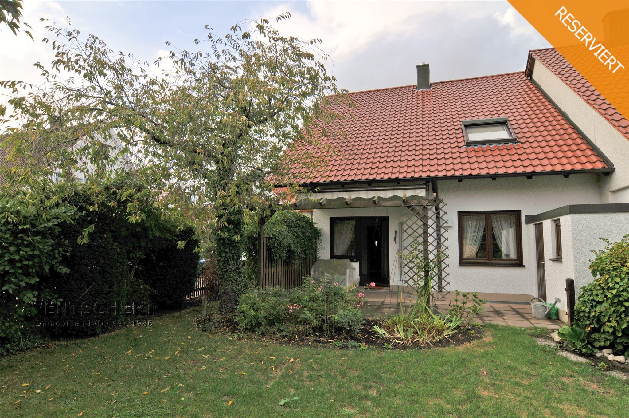 001KurzBlick vom Garten Tentschert Immobilien GmbH & Co. KG - Immobilienangebot - 89233 Neu-Ulm - Pfuhl - Doppelhaushälfte - Gepflegte Doppelhaushälfte mit schönem Garten und viel Charme PROVISIONSFREI
