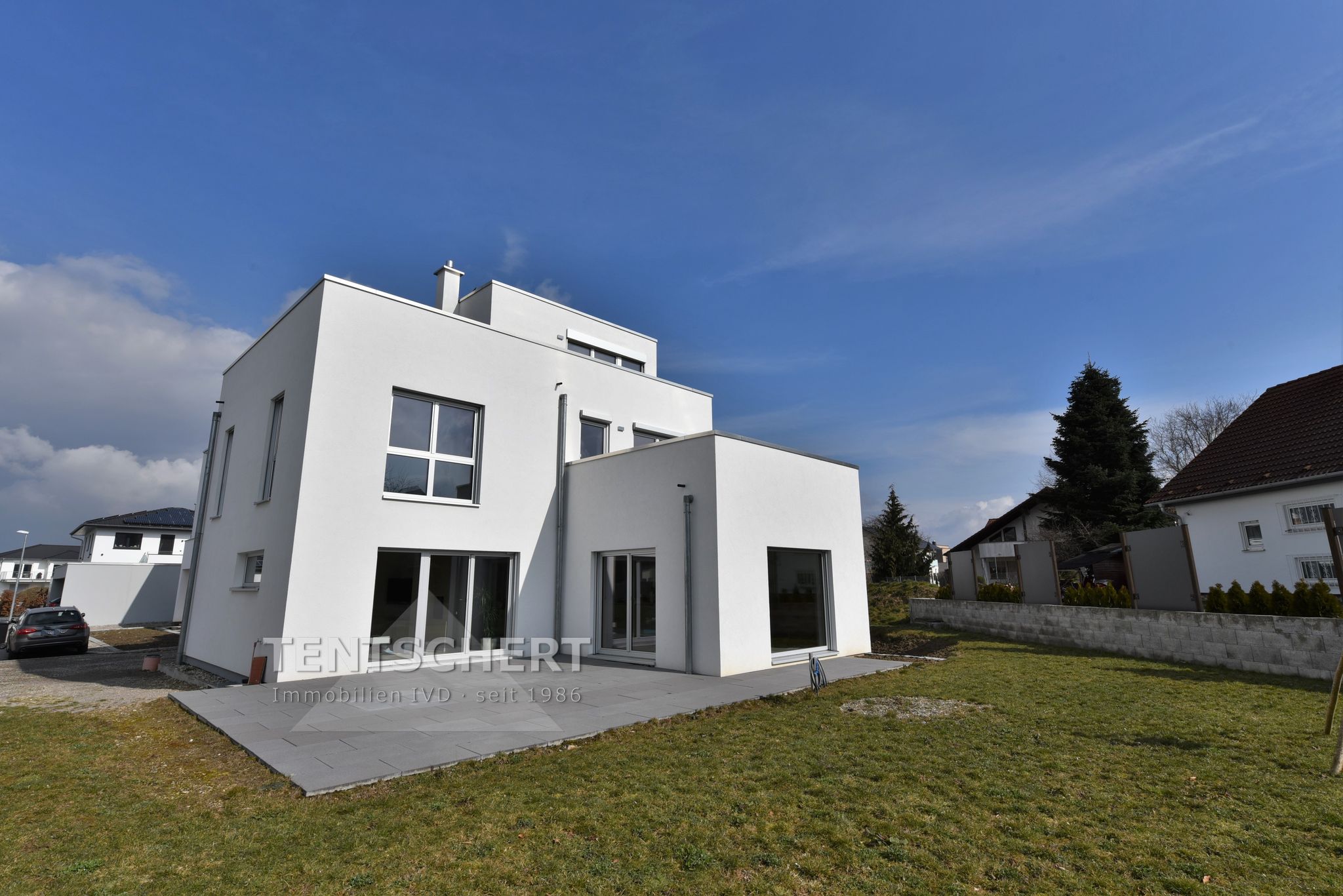 Tentschert Immobilien GmbH & Co. KG - Immobilienangebot - 88471 Laupheim - Laupheim - Einfamilienhaus mit Einliegerwohnung - Neuwertiges Einfamilienhaus mit Einliegerwohnung