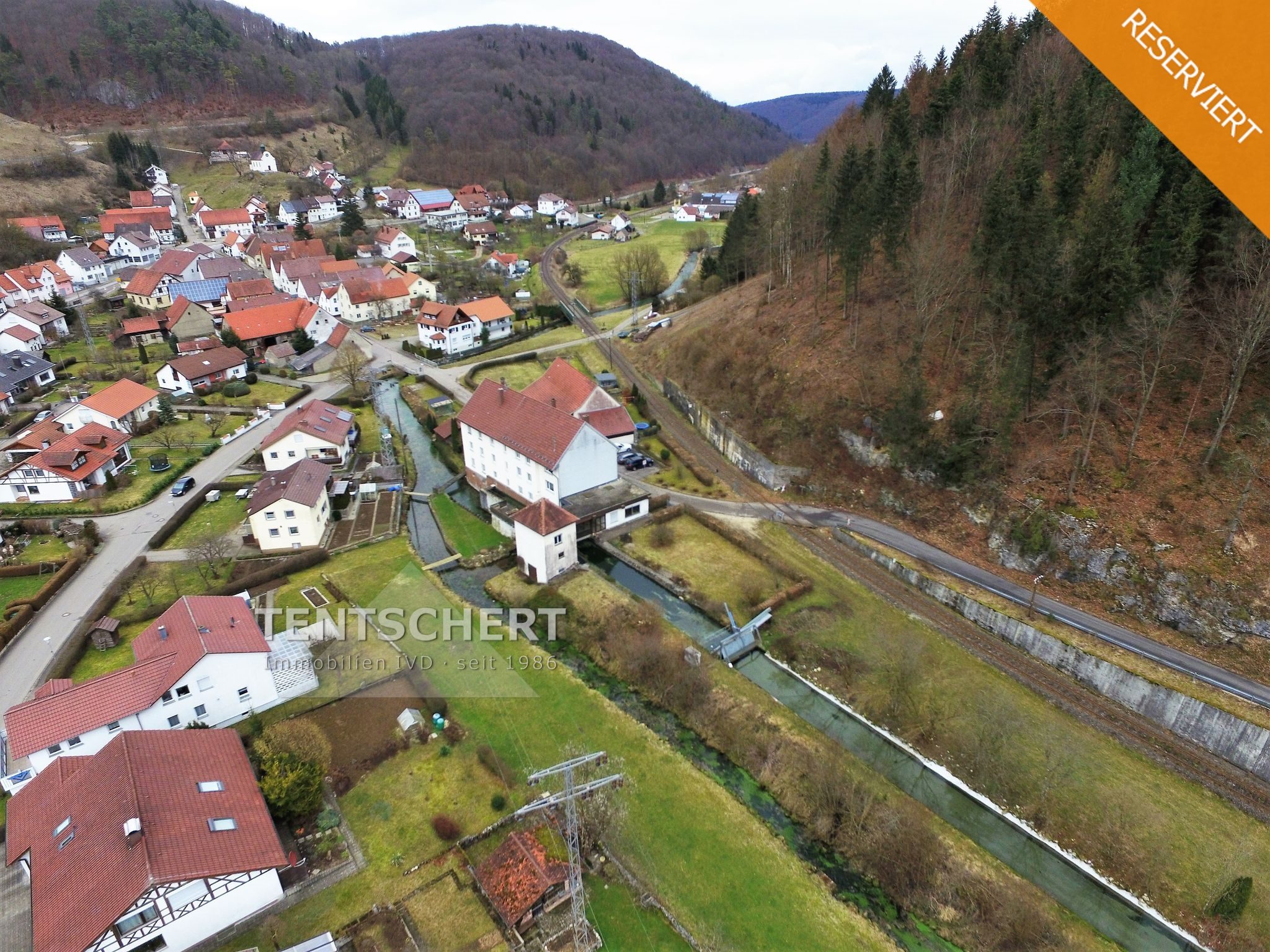 Tentschert Immobilien GmbH & Co. KG - Immobilienangebot - 89601 Schelklingen - Schelklingen - Mehrfamilienhaus - Renditeobjekt: Mehrfamilienhaus mit Wasserkraftwerk und großes Grundstück mit 6 Garagen